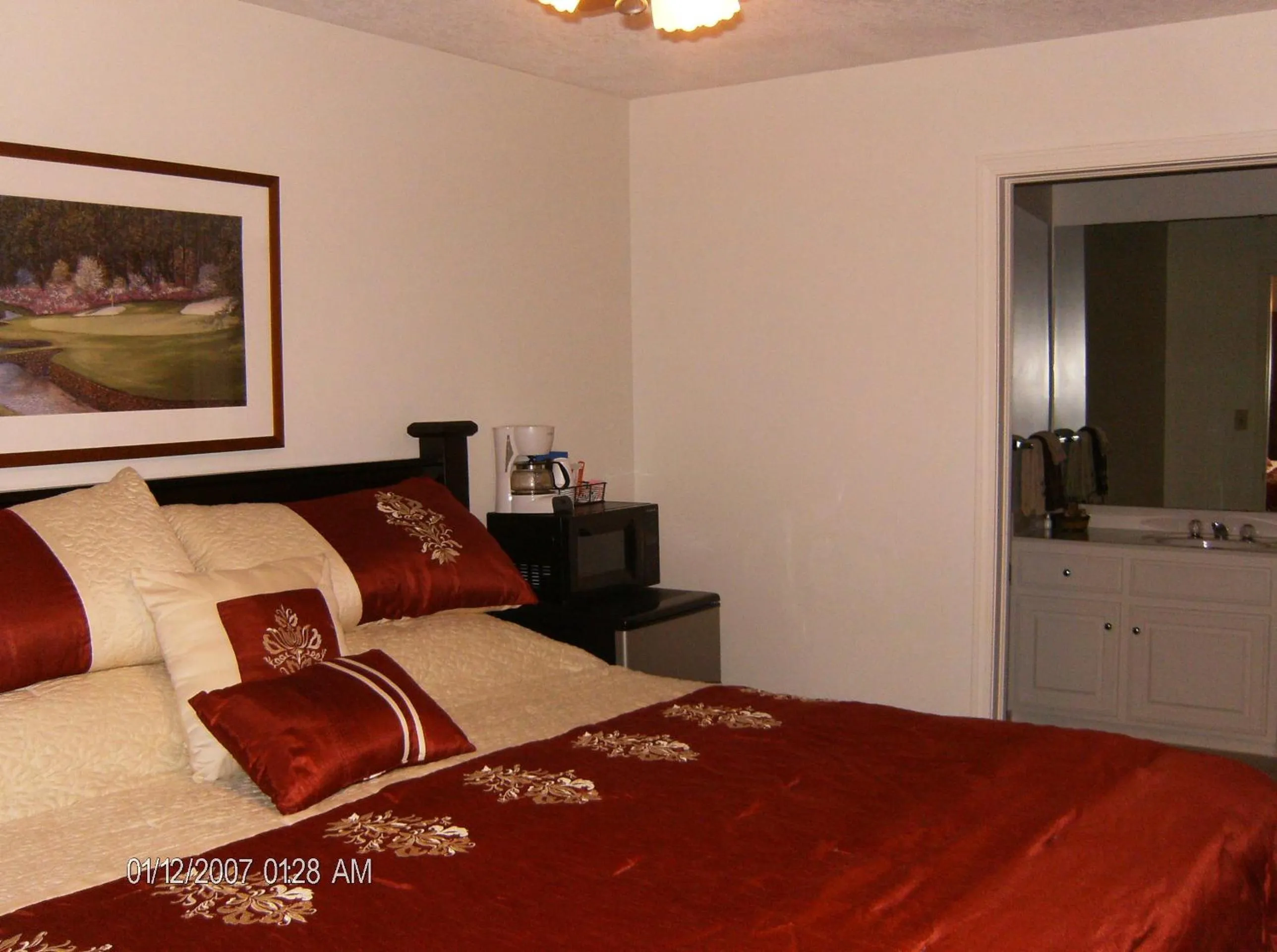 Bathroom, Bed in Glenwood Country Club