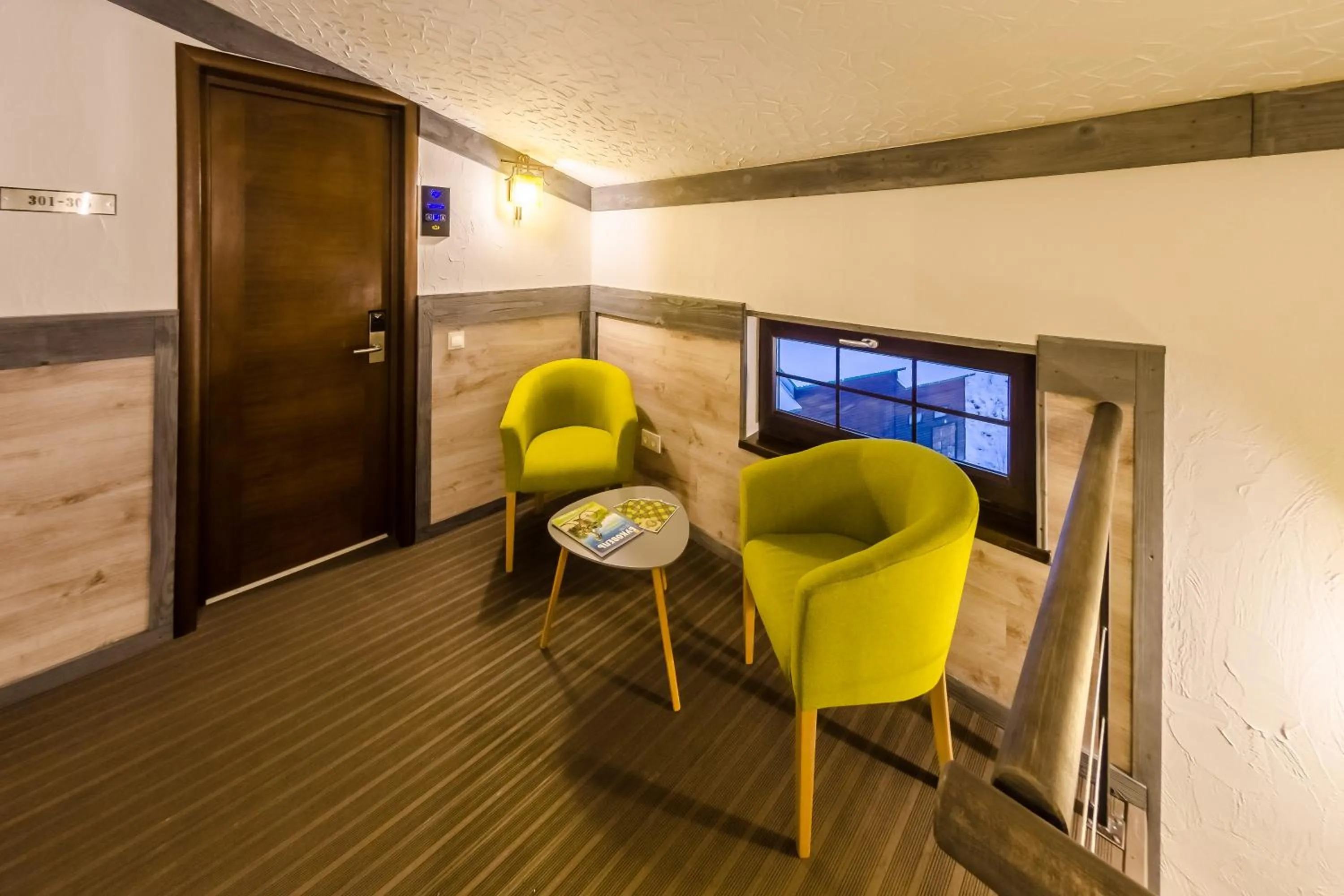 Communal lounge/ TV room in Chalet CrepDeChine Hotel