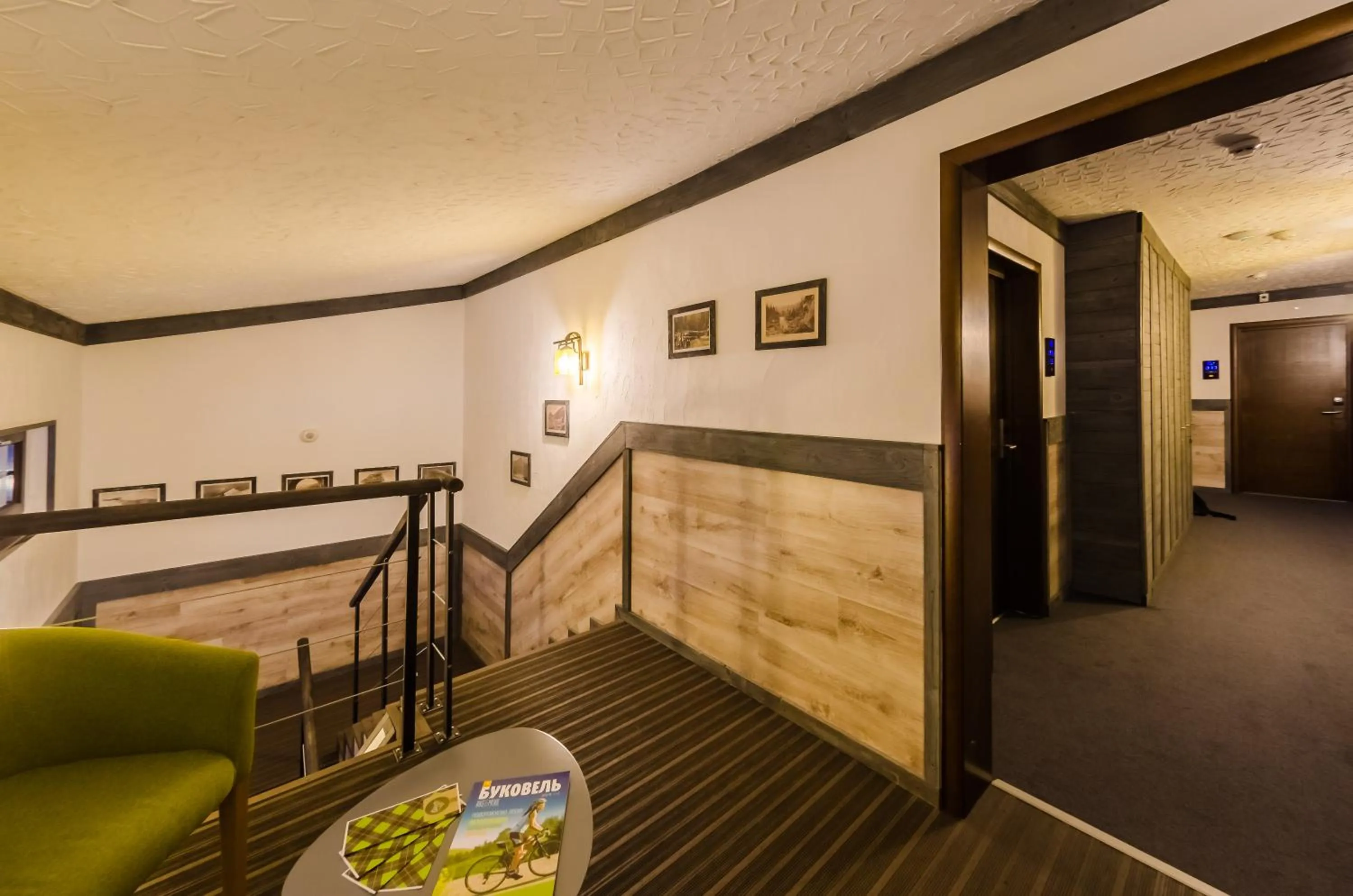 Communal lounge/ TV room in Chalet CrepDeChine Hotel