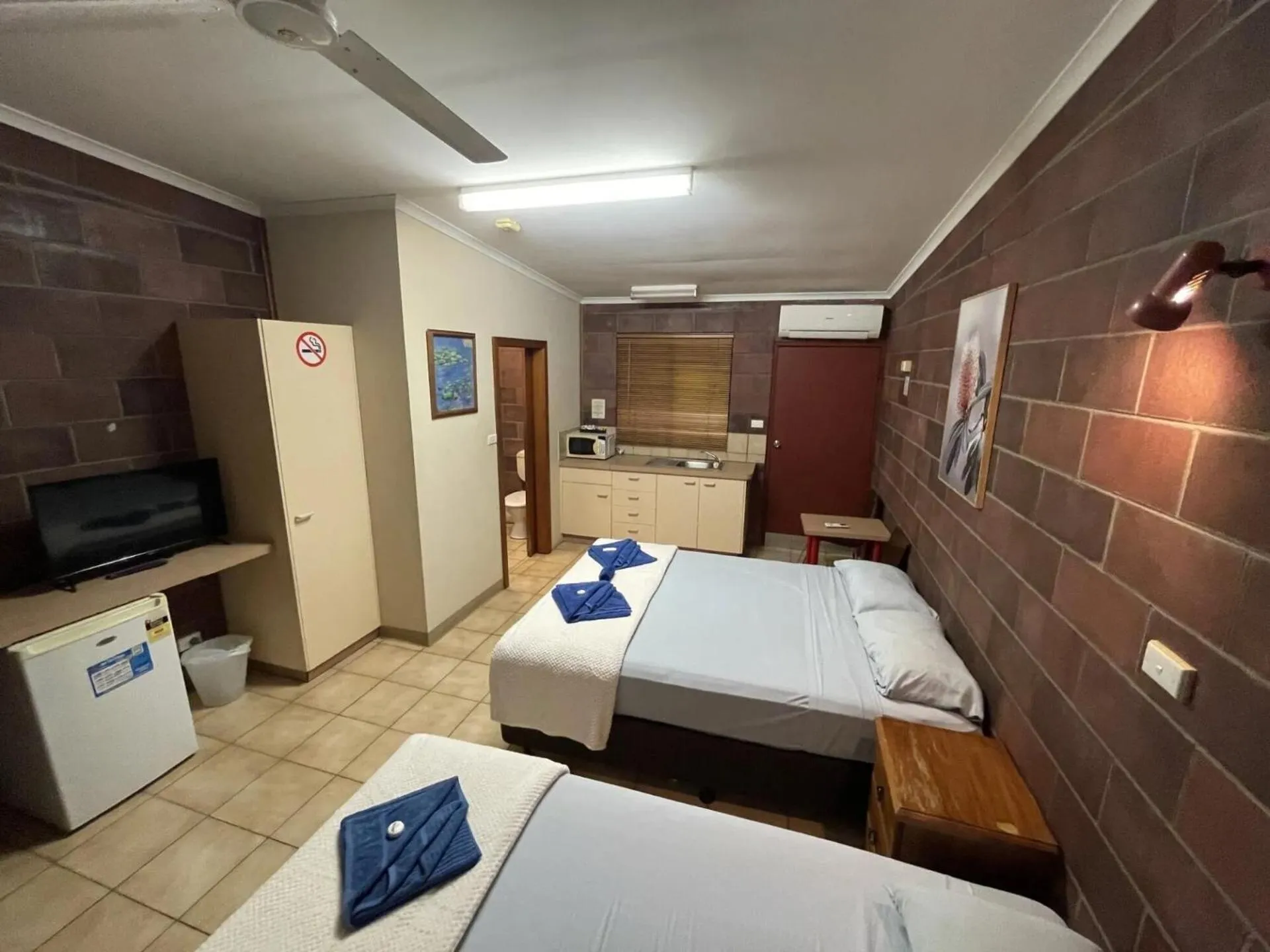 Bed in Darwin Boomerang Motel and Caravan Park