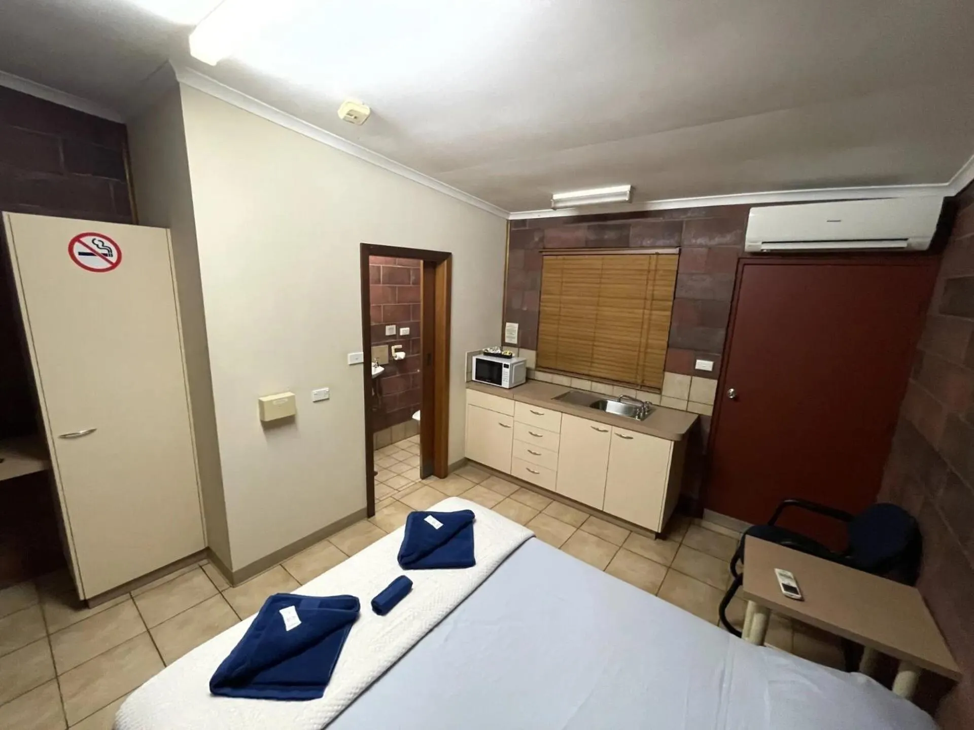 Bed in Darwin Boomerang Motel and Caravan Park