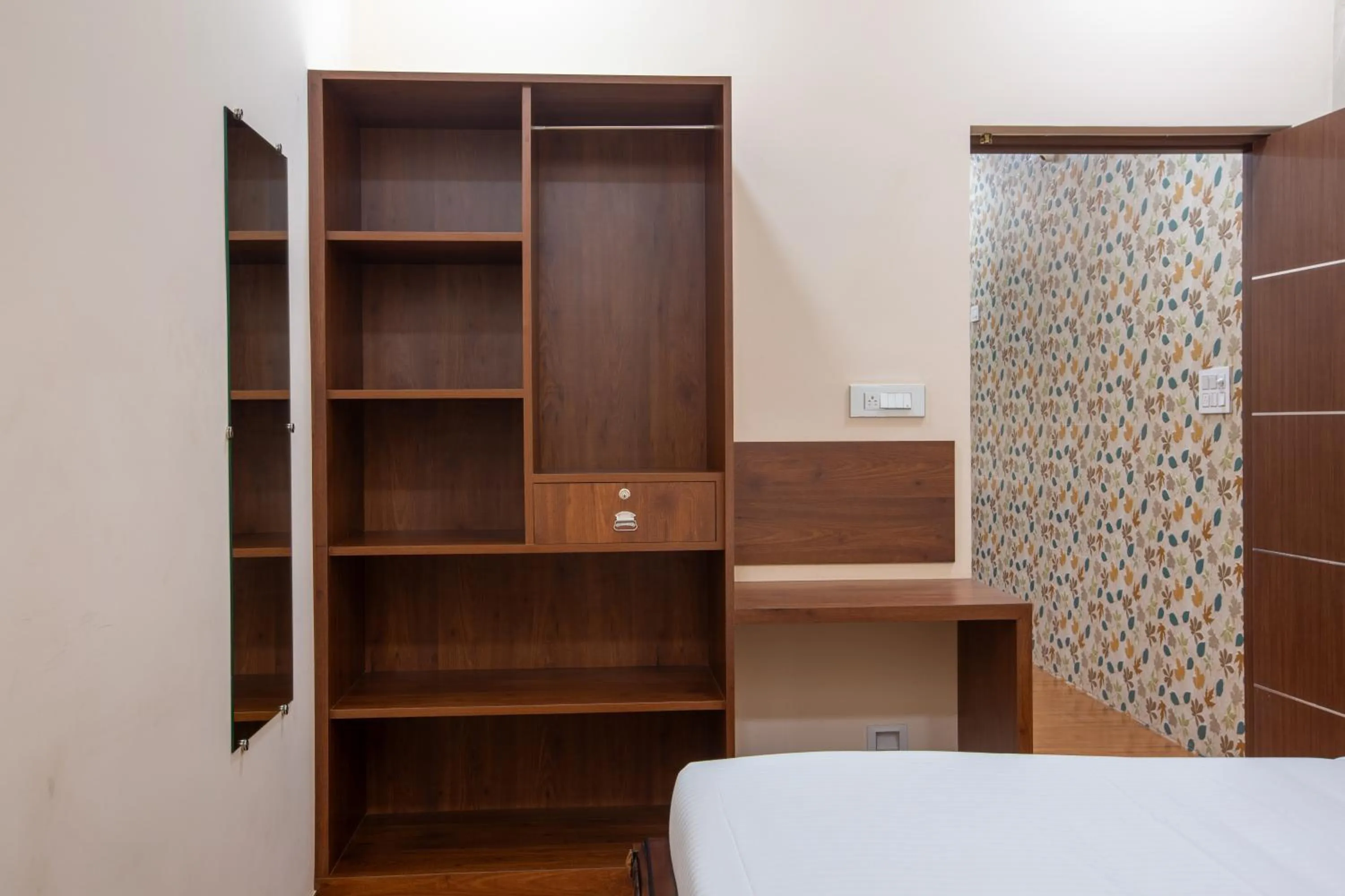 wardrobe, Bed in MUGUNDAN 'S SMART STAY