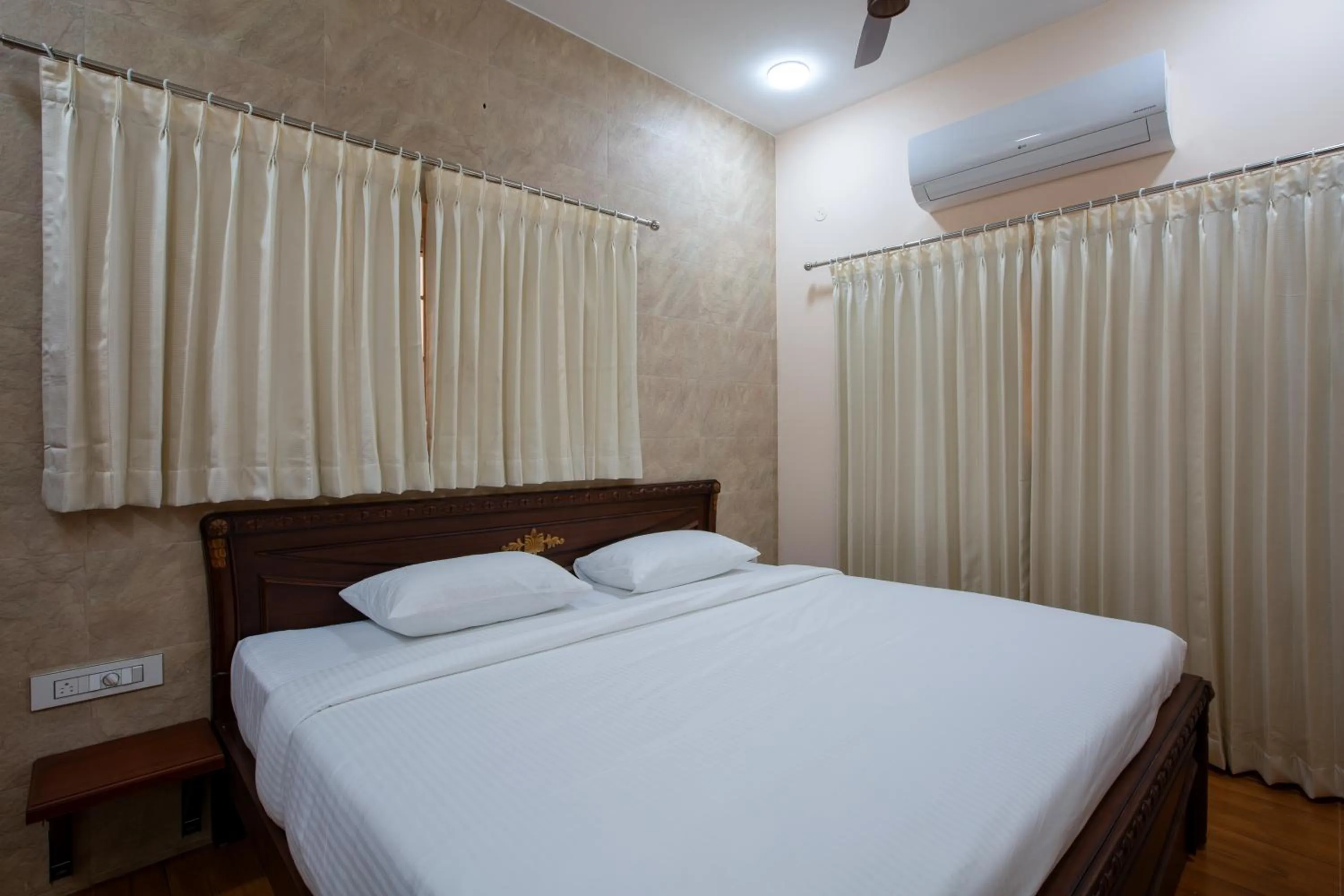 Photo of the whole room, Bed in MUGUNDAN 'S SMART STAY