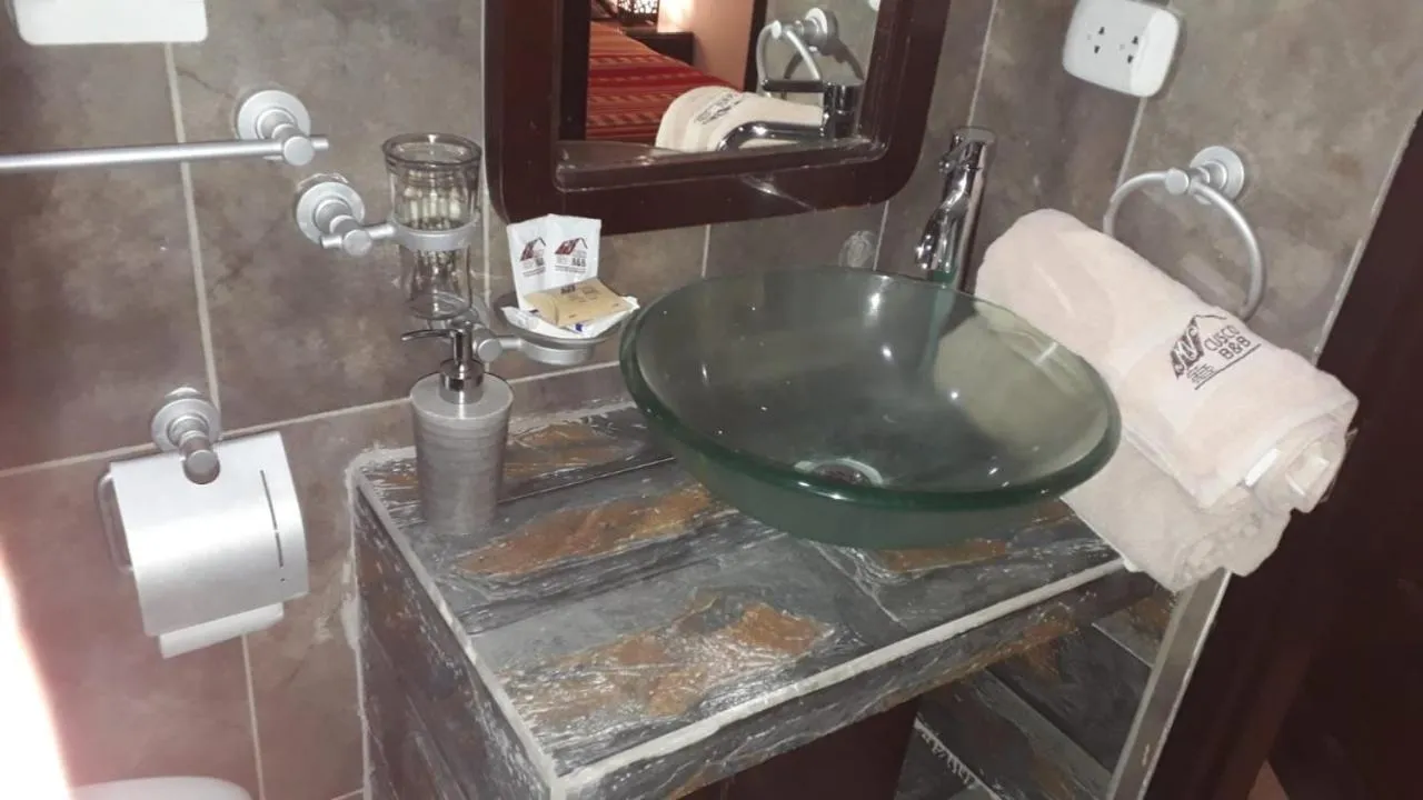 Bathroom in Cusco Bed and Breakfast