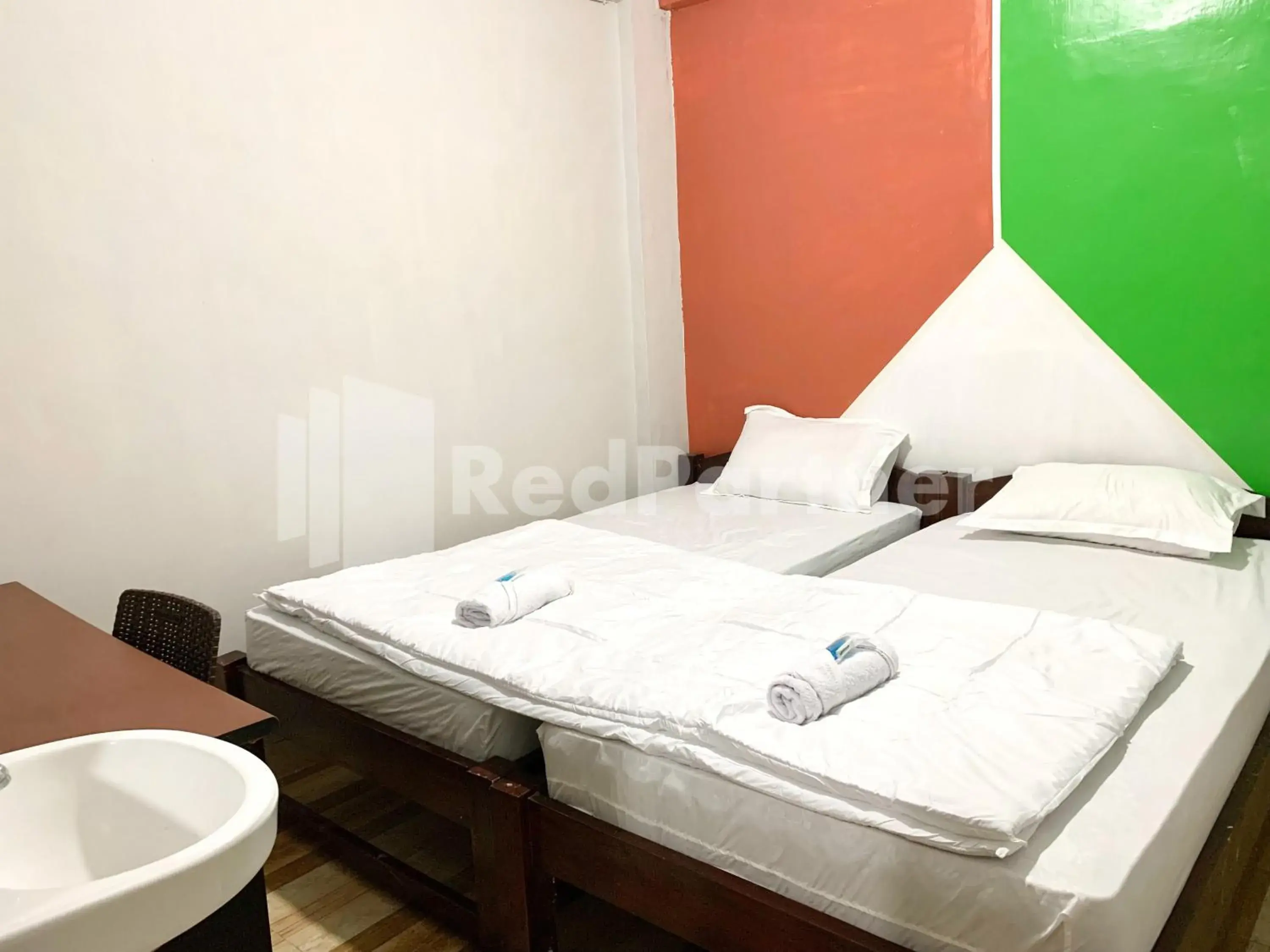 Standard Twin Room in RedDoorz Syariah at De KostMarto UTY Standard Twin Room in RedDoorz Syariah at De KostMarto UTY