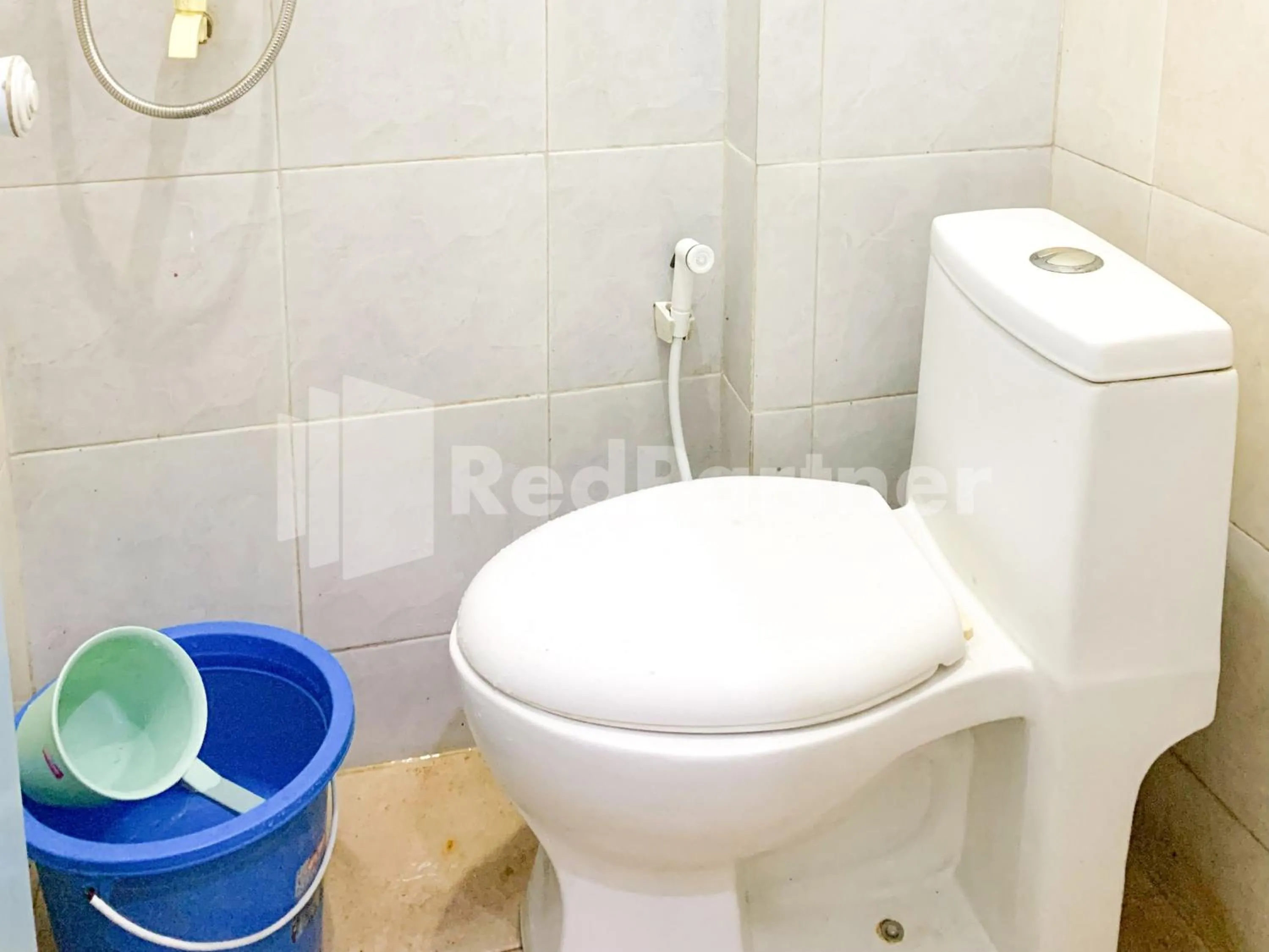 Bathroom in RedDoorz Syariah at De KostMarto UTY