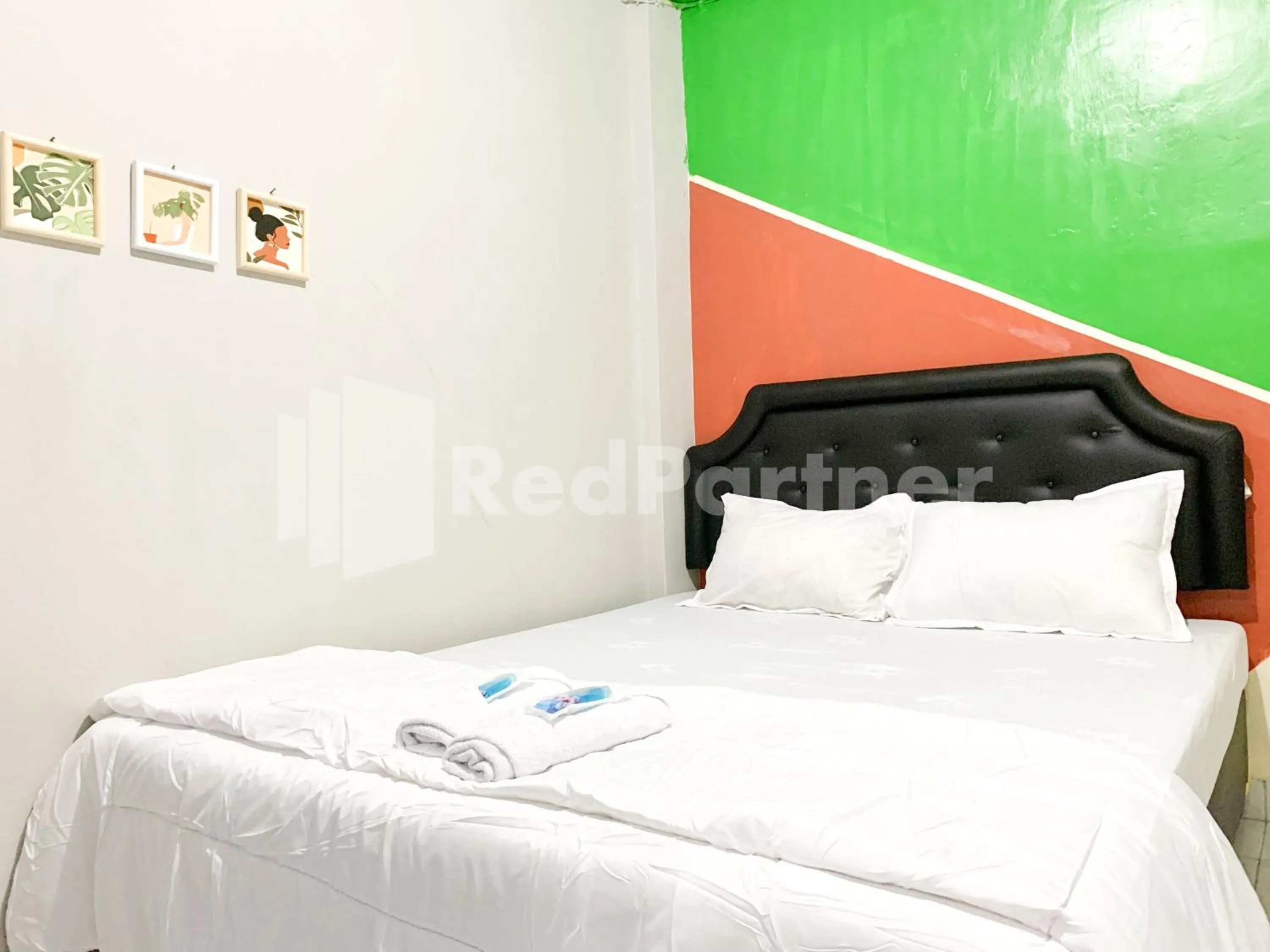 Bedroom, Bed in RedDoorz Syariah at De KostMarto UTY