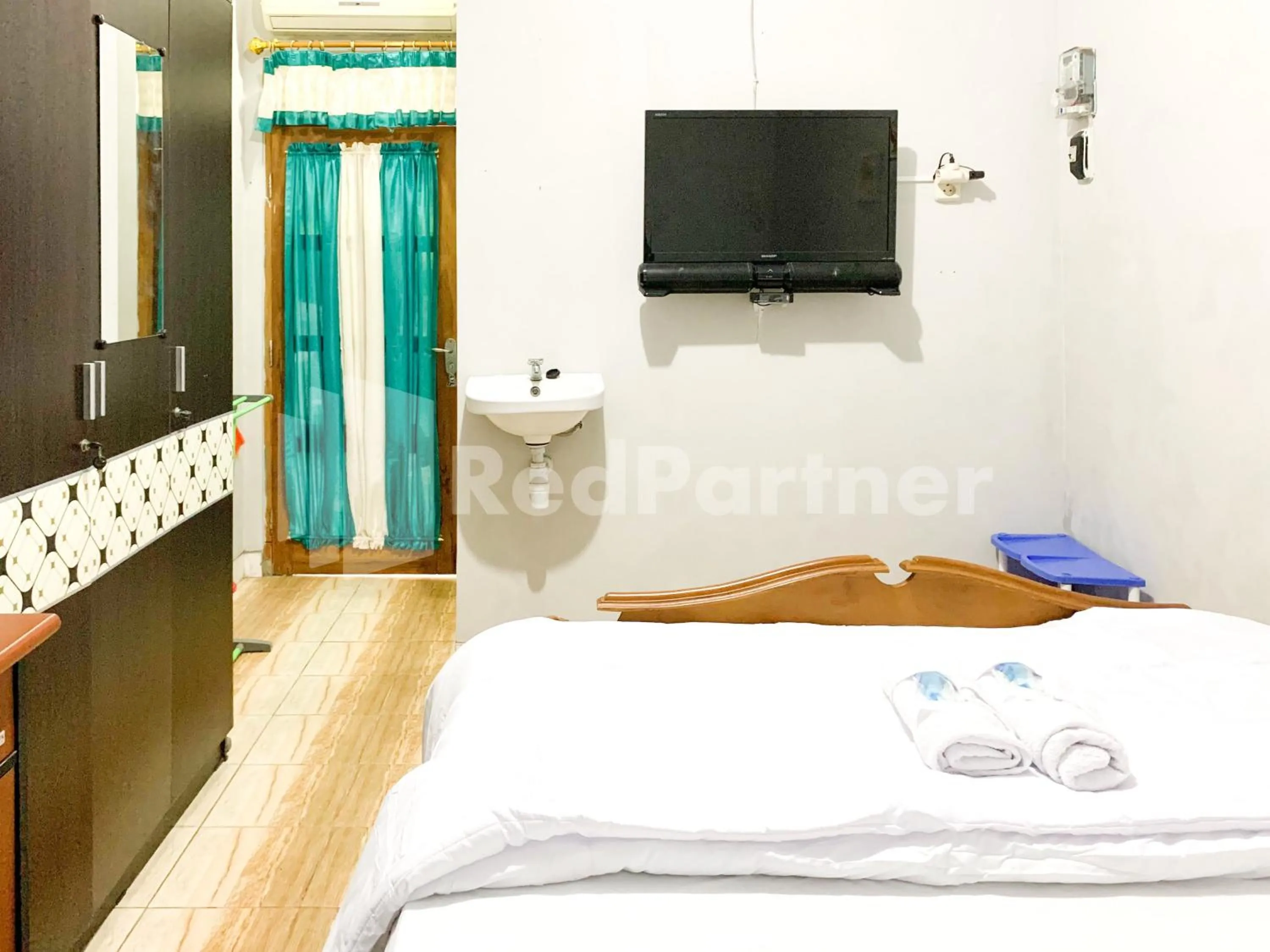 Bedroom, Bed in RedDoorz Syariah at De KostMarto UTY