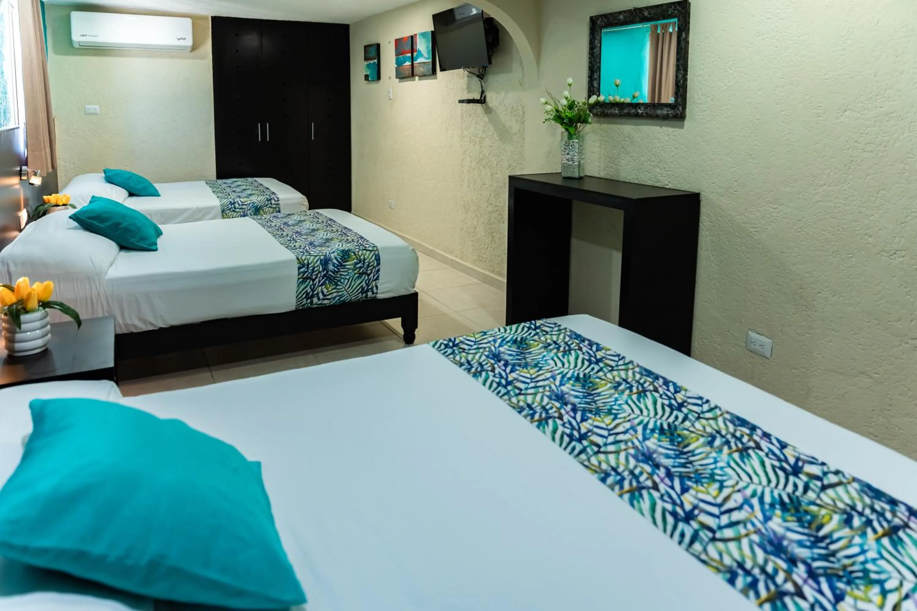 Bedroom, Bed in Hotel & Suites Domani