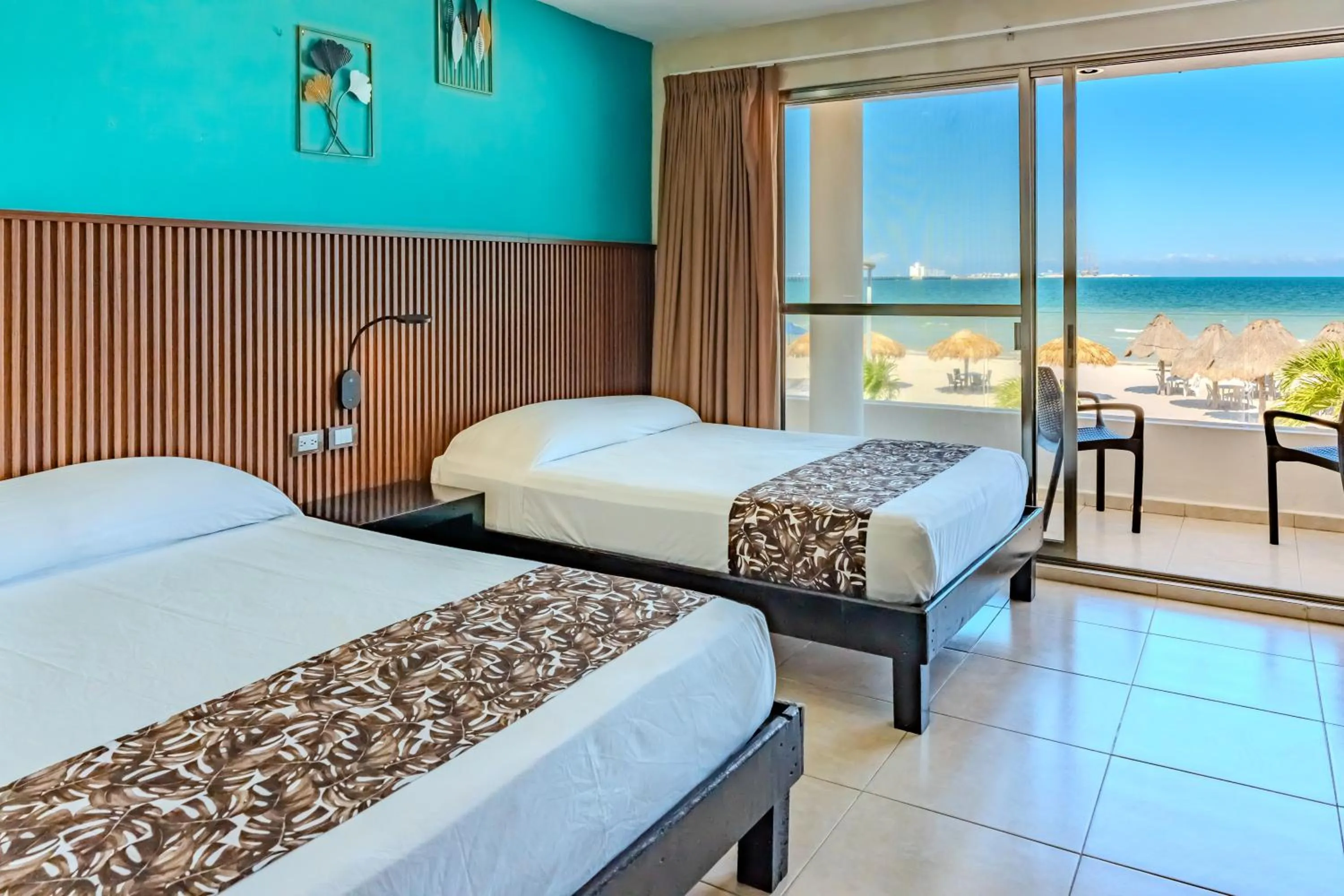 Bedroom, Bed in Hotel & Suites Domani