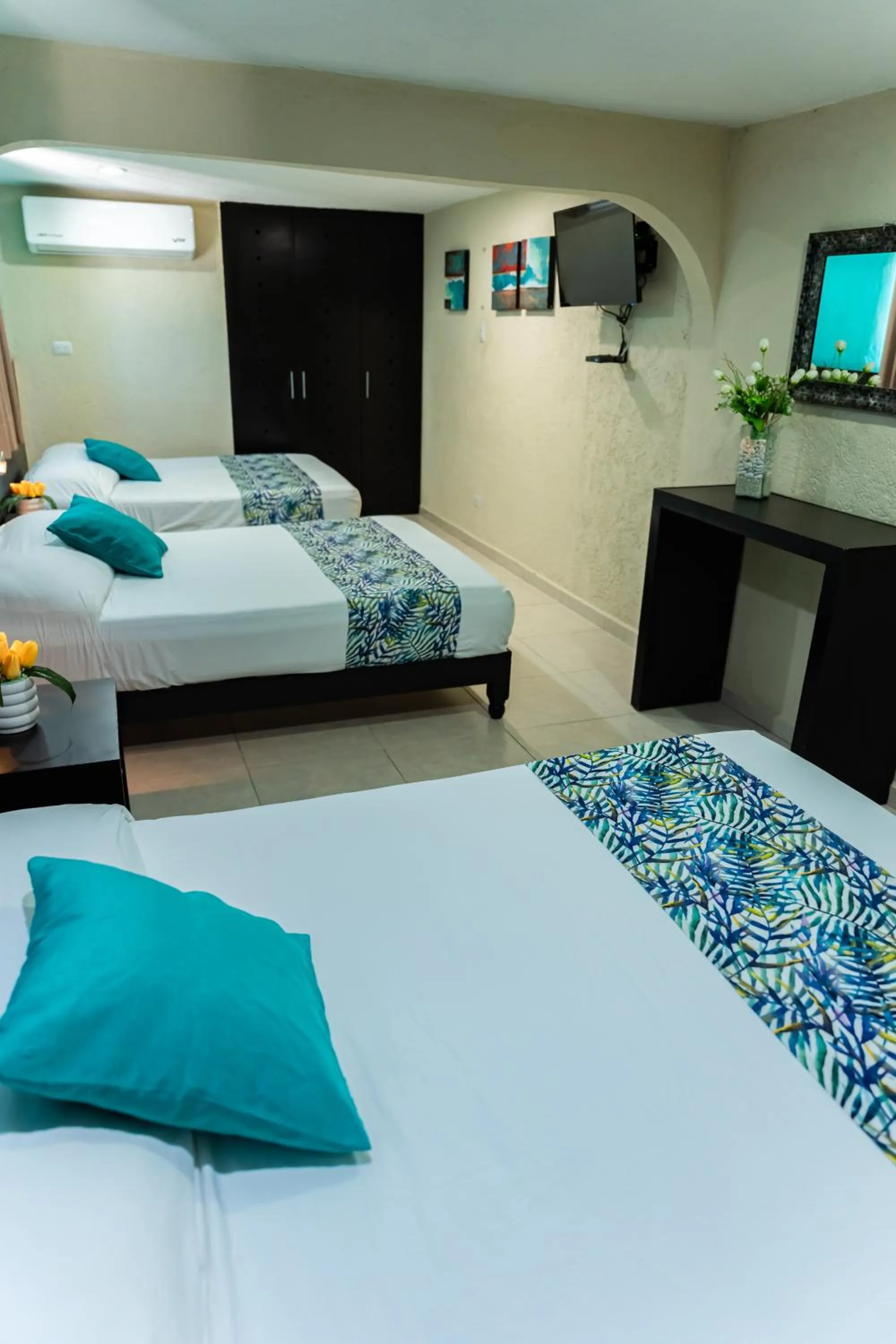 Bedroom, Bed in Hotel & Suites Domani