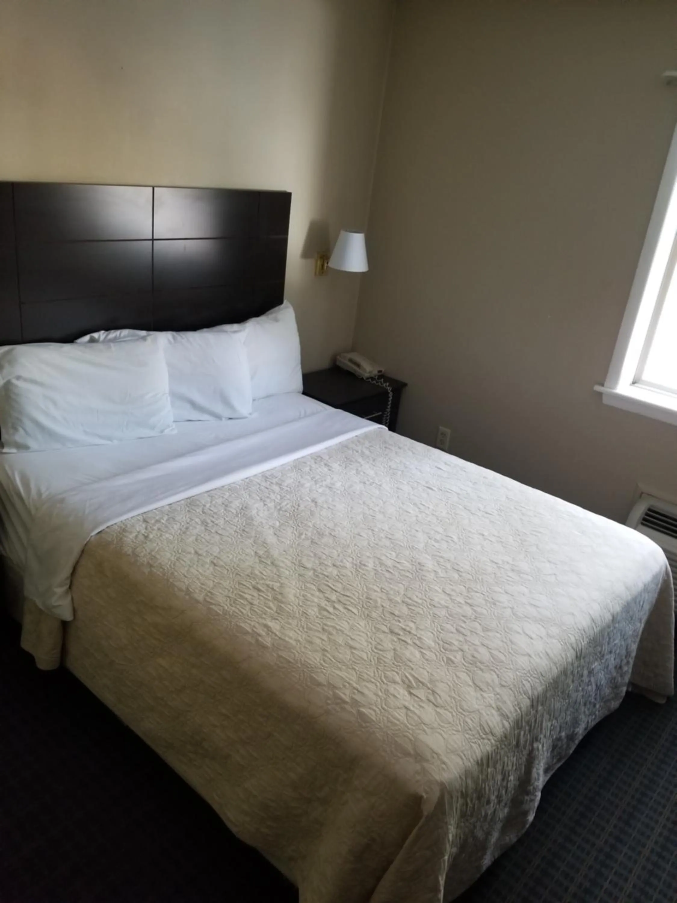 Photo of the whole room in Mainstay Inn