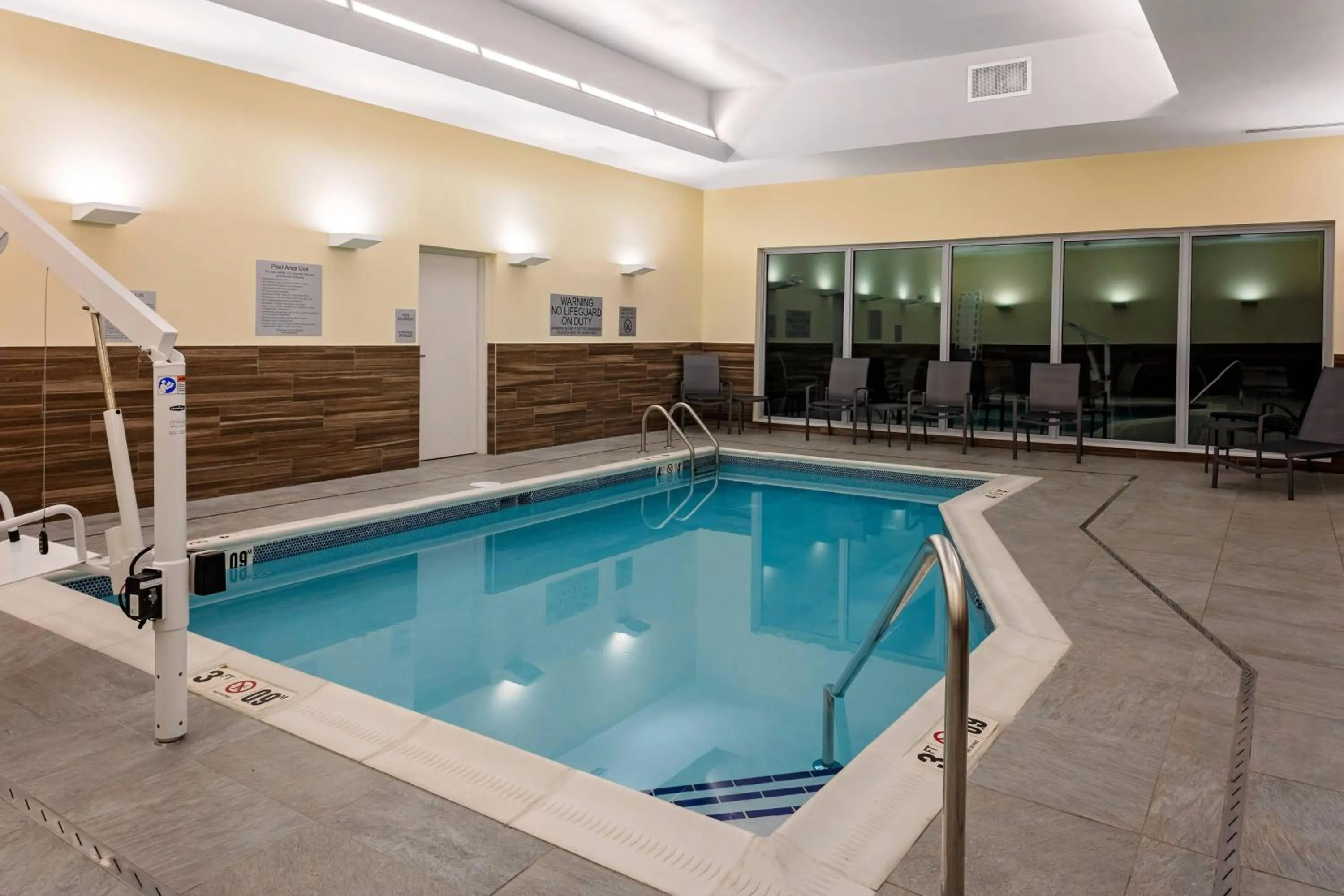 Swimming pool in Fairfield by Marriott Port Clinton Waterfront