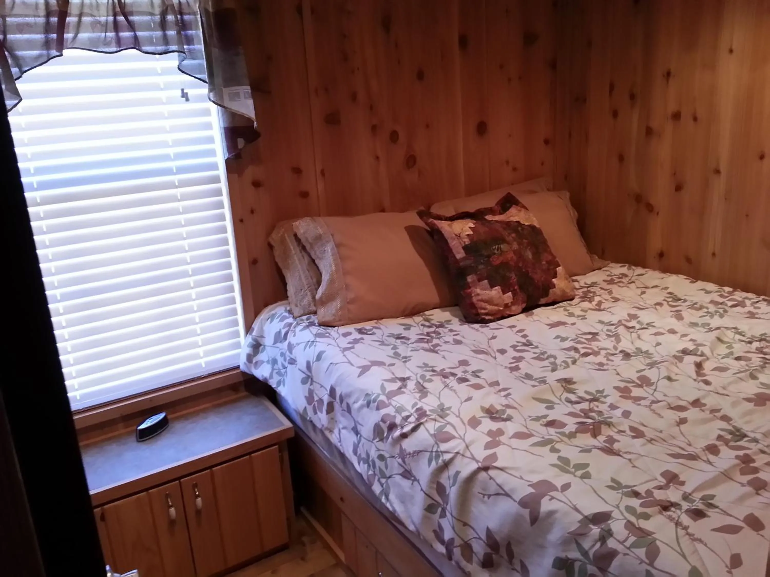 Photo of the whole room, Bed in Bearlodge Mountain Resort