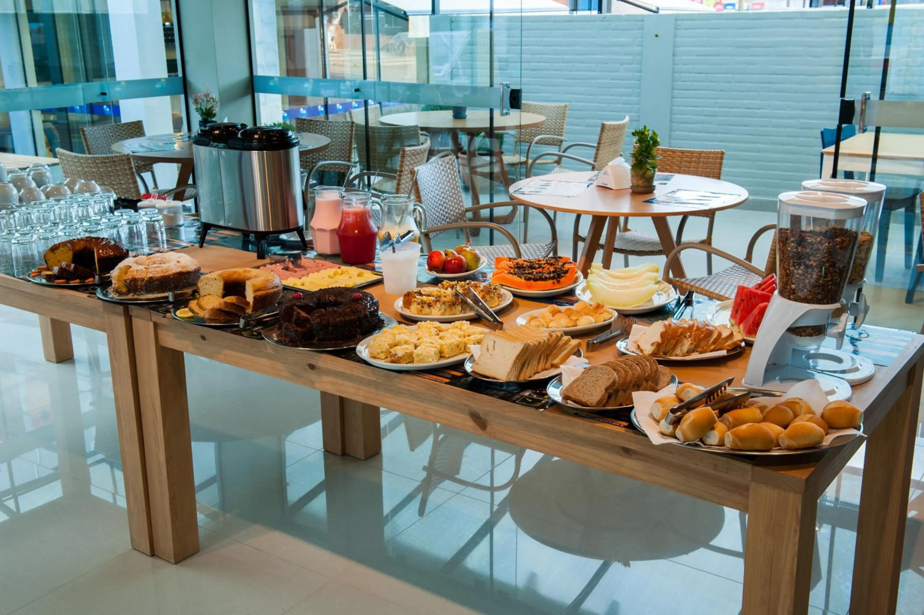 Restaurant/places to eat in CLH Suites Bonito Centro