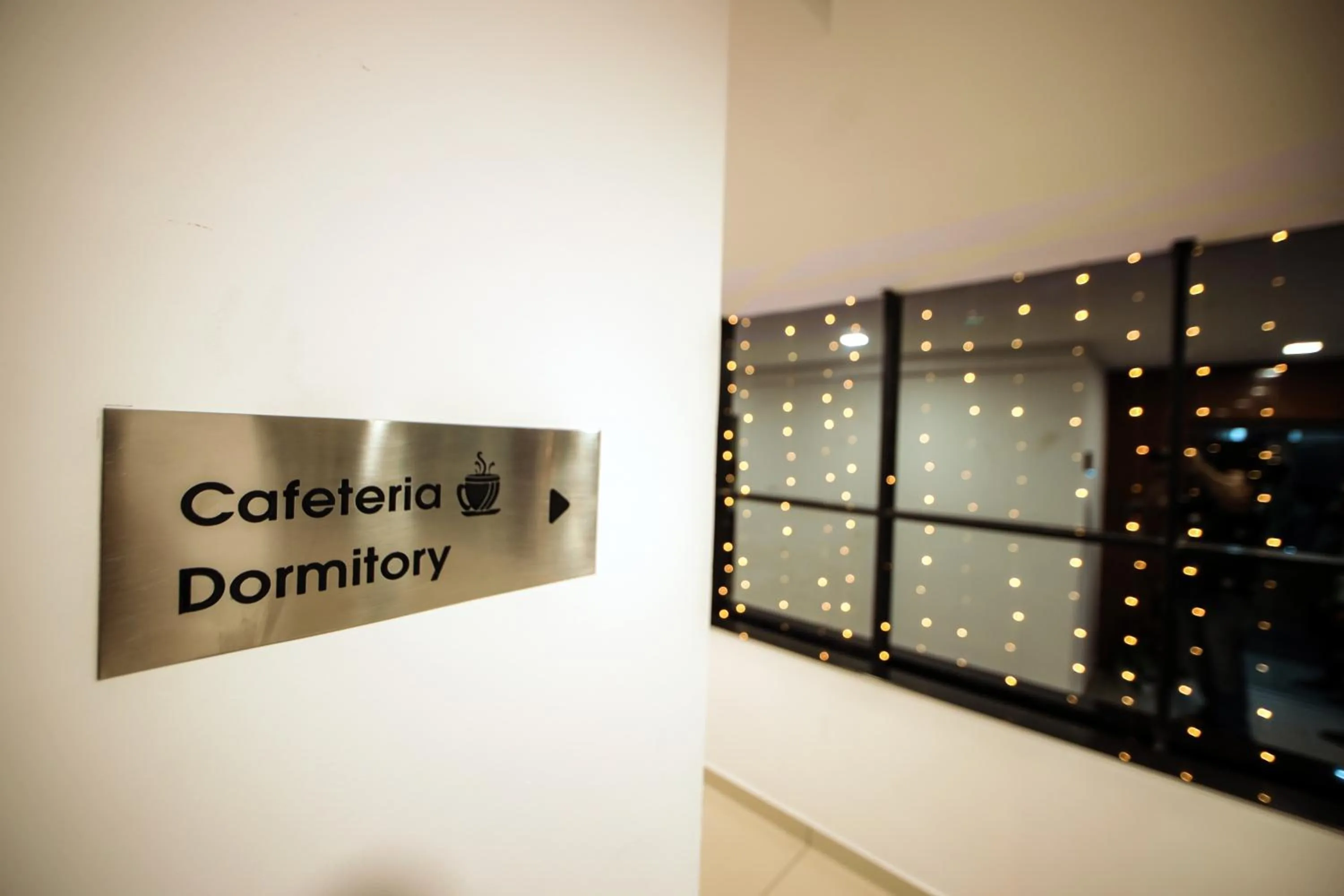 Restaurant/places to eat in Airport Avenue Plaza