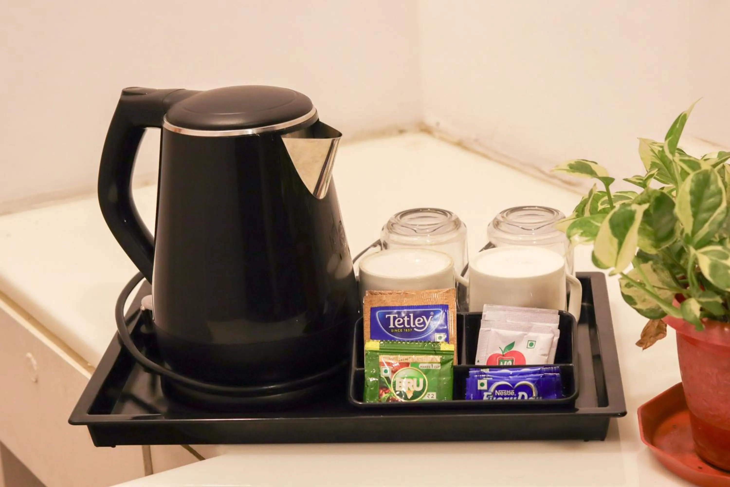 Coffee/tea facilities in Airport Avenue Plaza