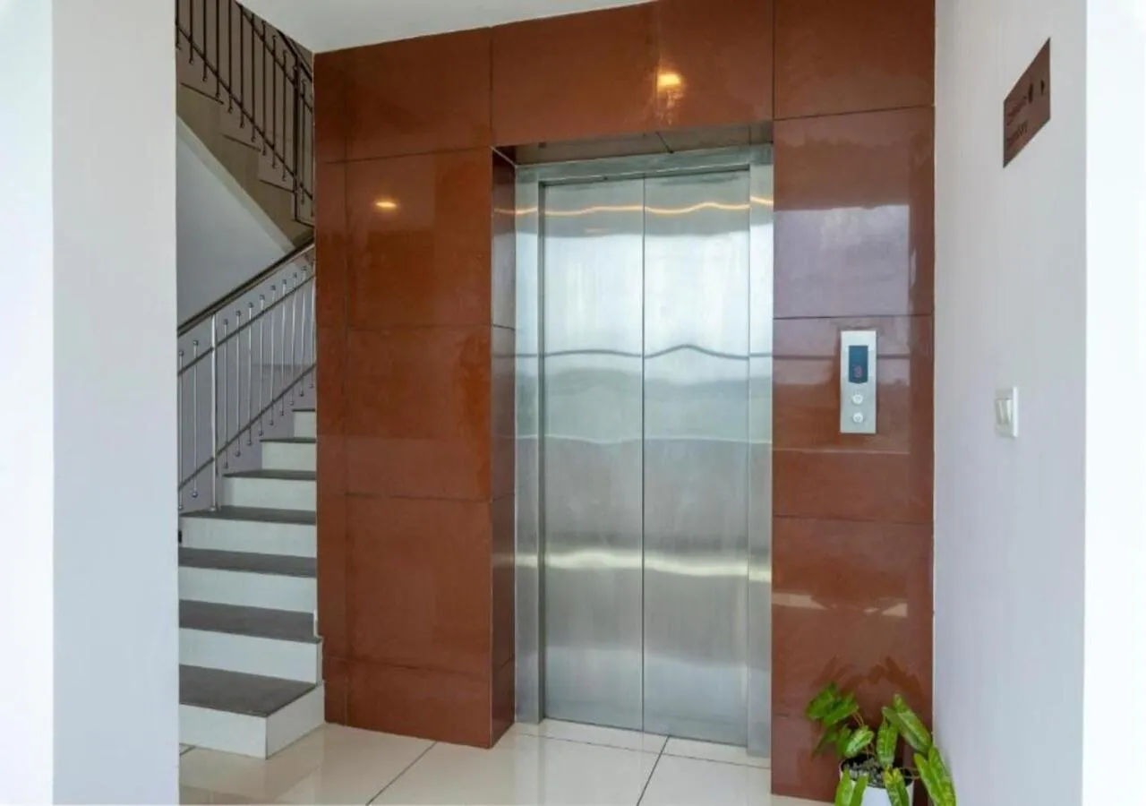 acessibility in Airport Avenue Plaza