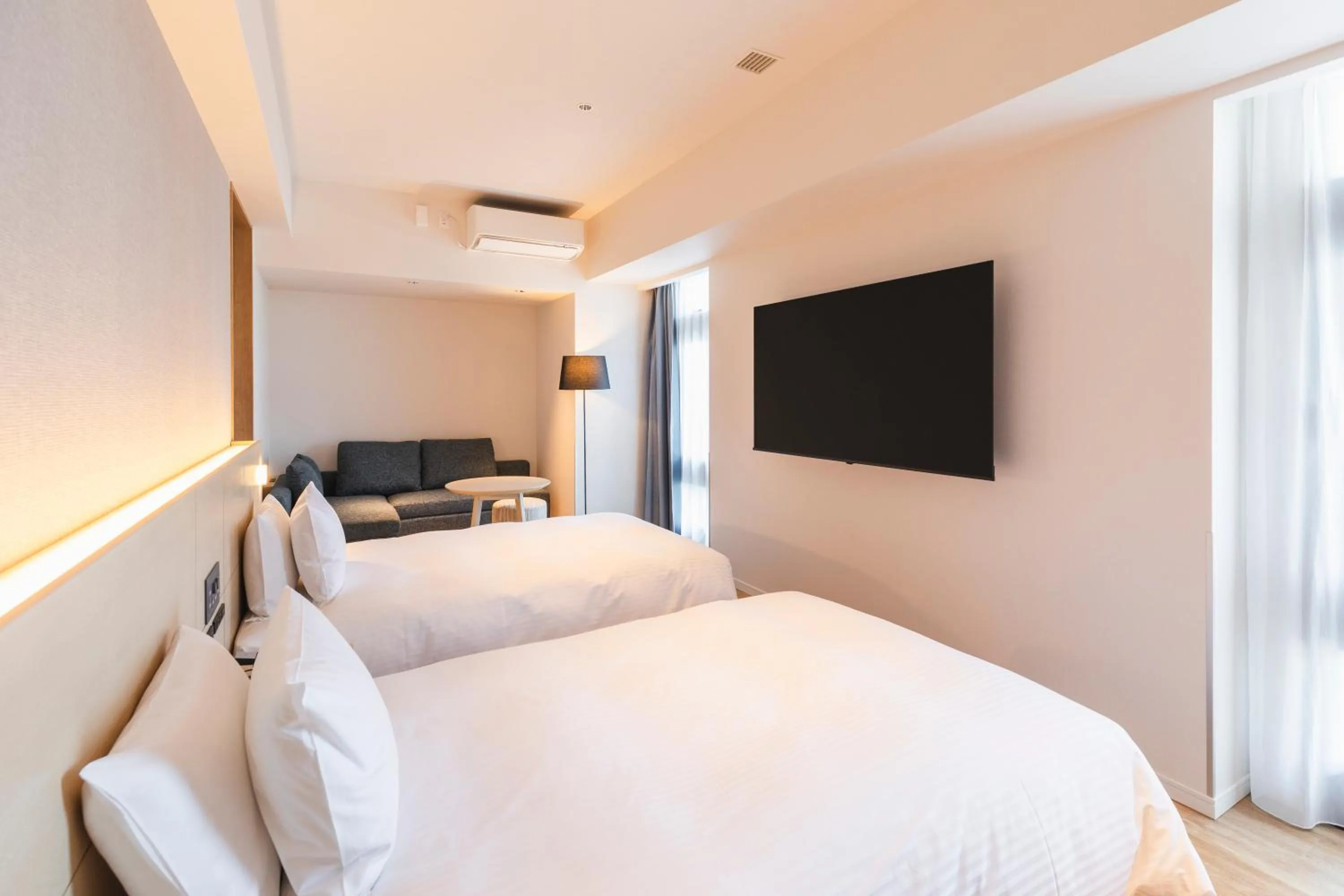 Communal lounge/ TV room, Bed in Sotetsu Hotels The Splaisir Yokohama