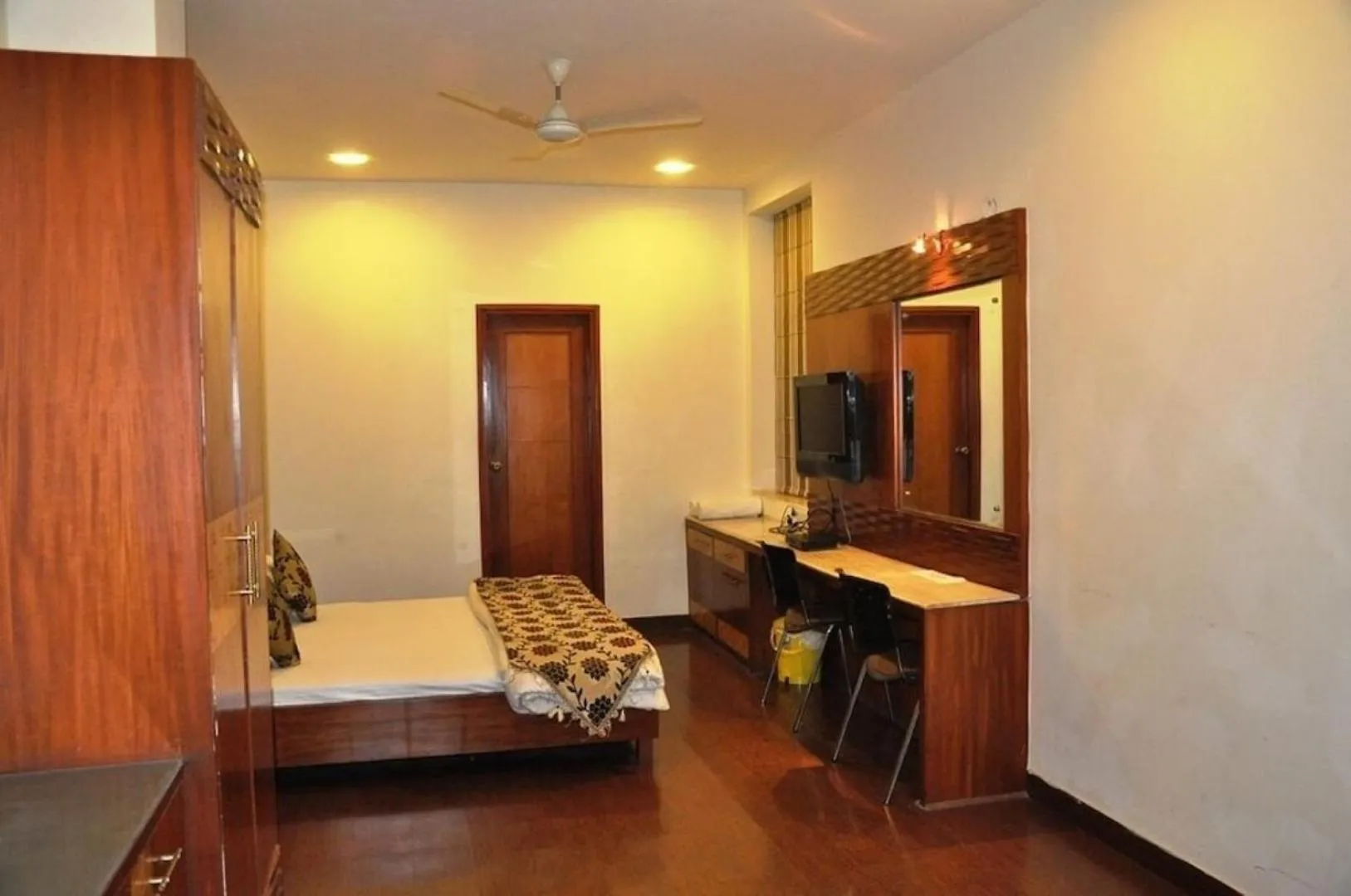 TV and multimedia, Bed in Hotel Mandakini Plaza , Kanpur