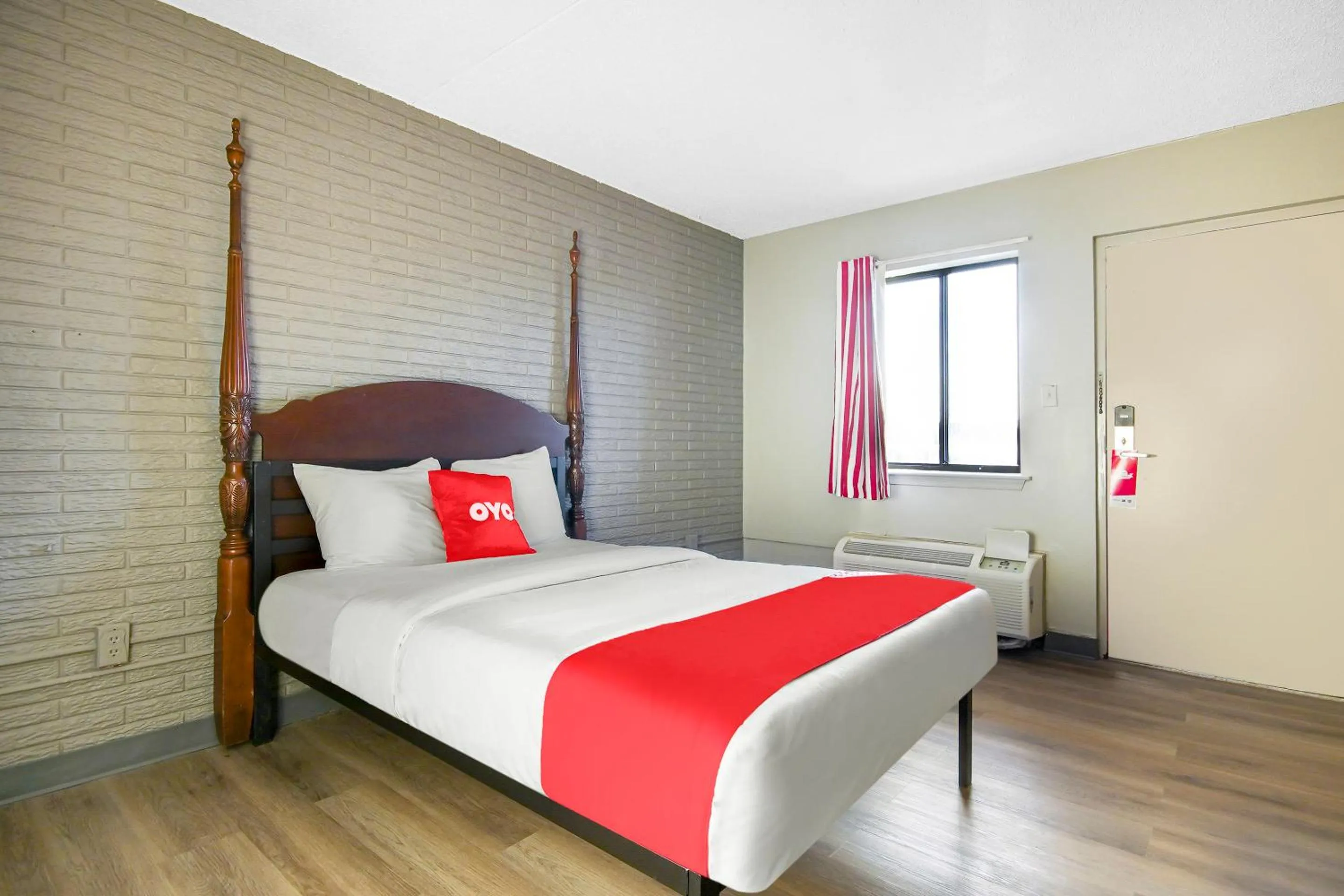 Bedroom in Hotel Petersburg VA I-95 & E Washington St