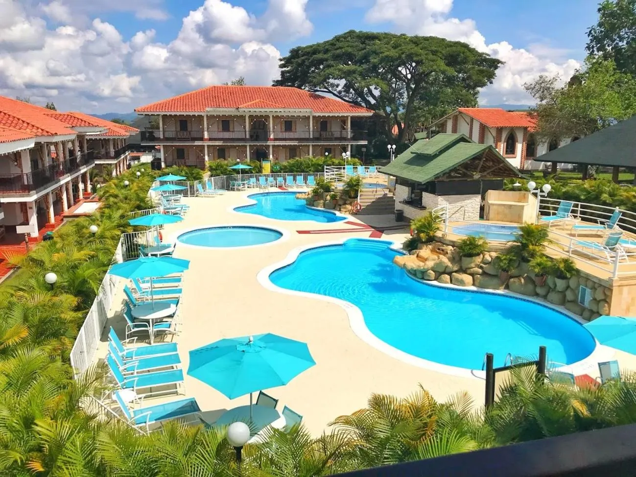 Swimming pool in Hotel Campestre las Camelias