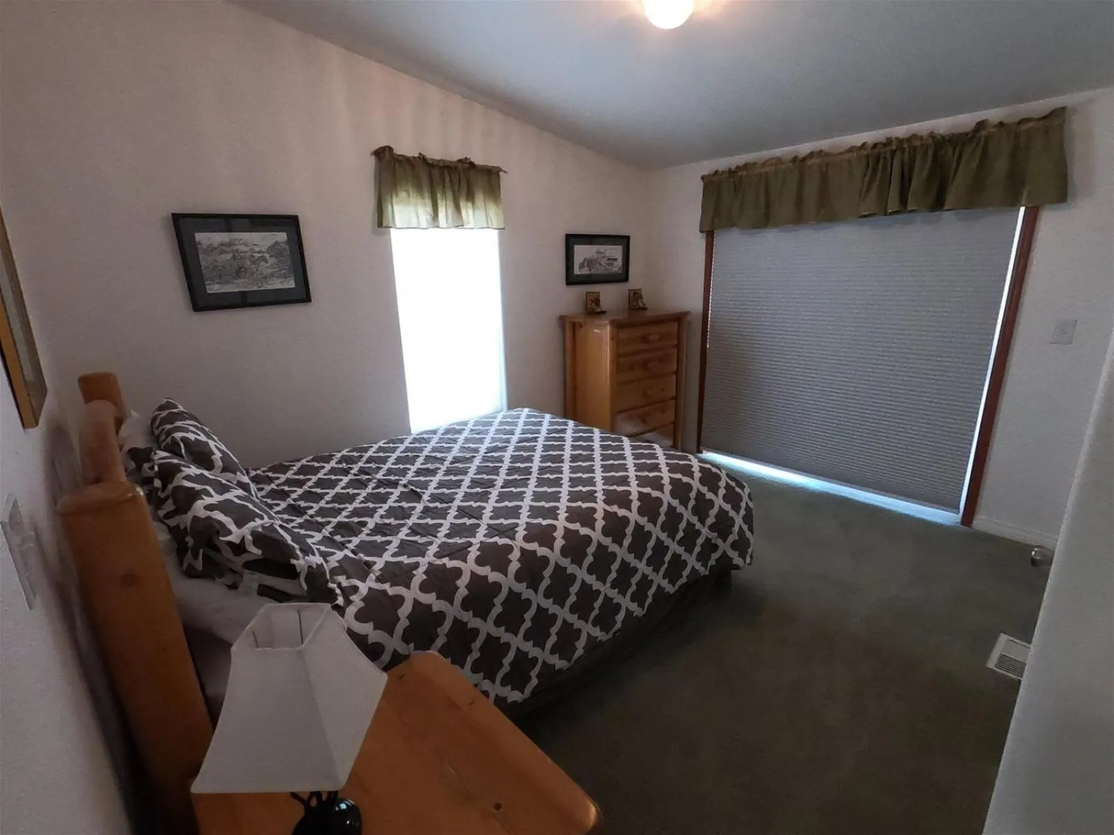 Living room, Bed in Rr-kenton Hs