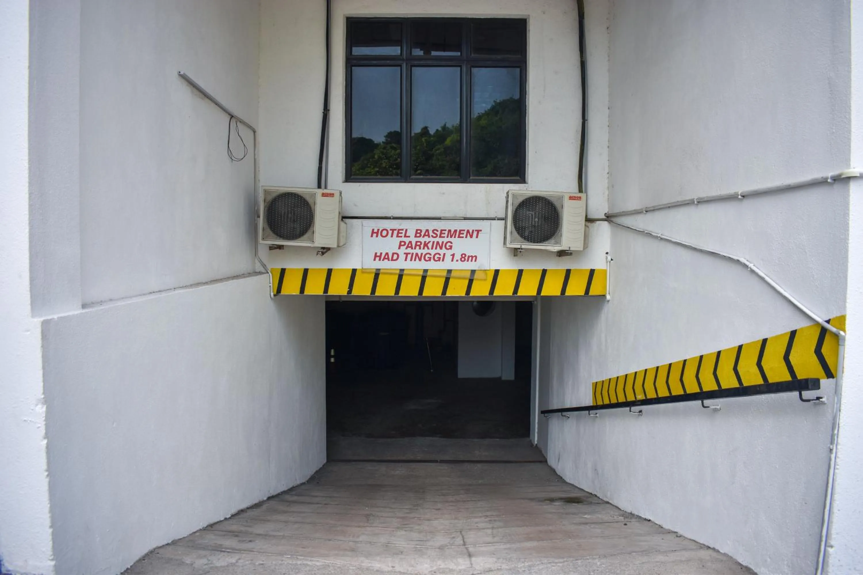 Parking in J Suites Hotel