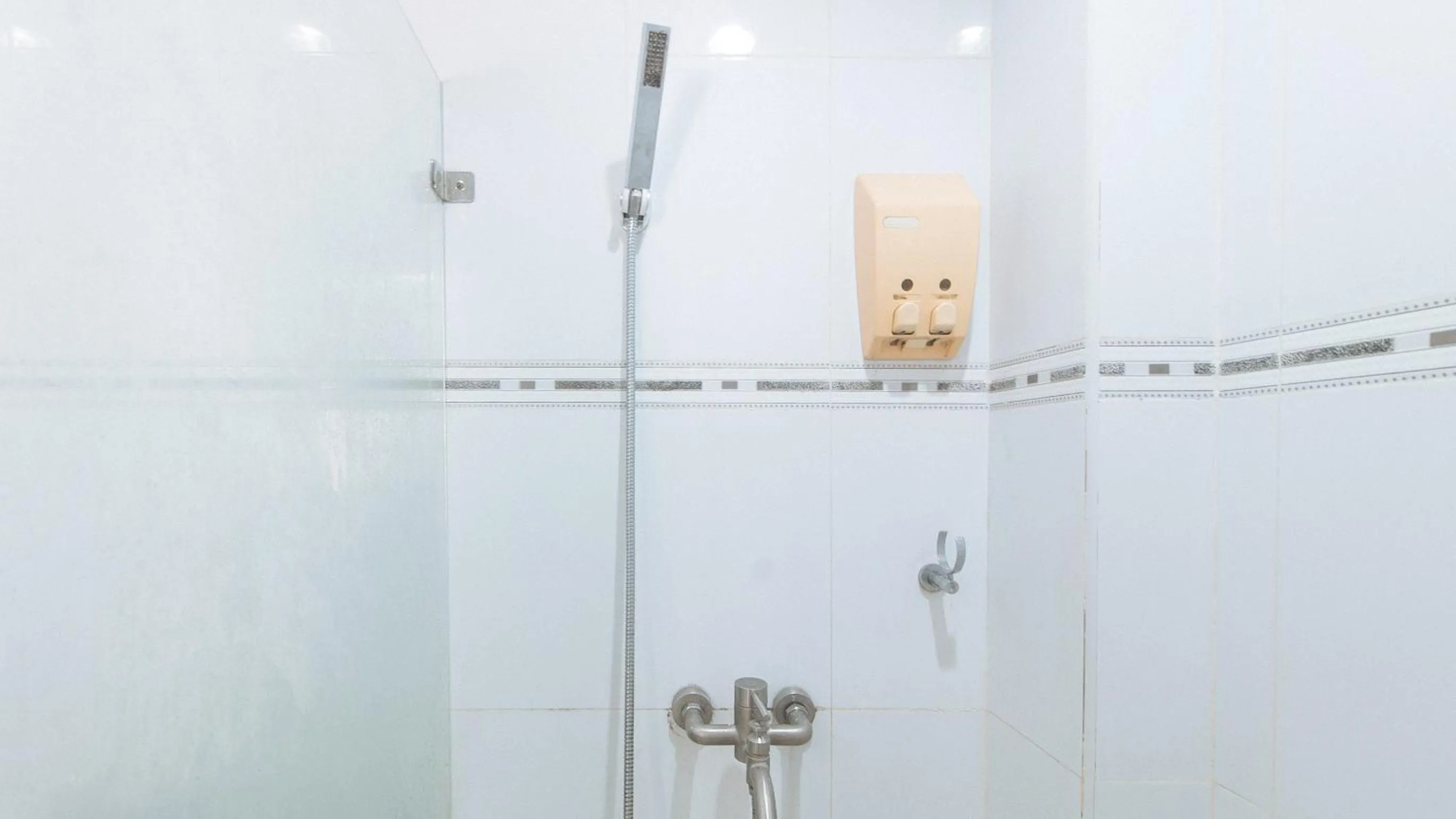 Shower in Stay Inn Station 2 Boracay by RedDoorz