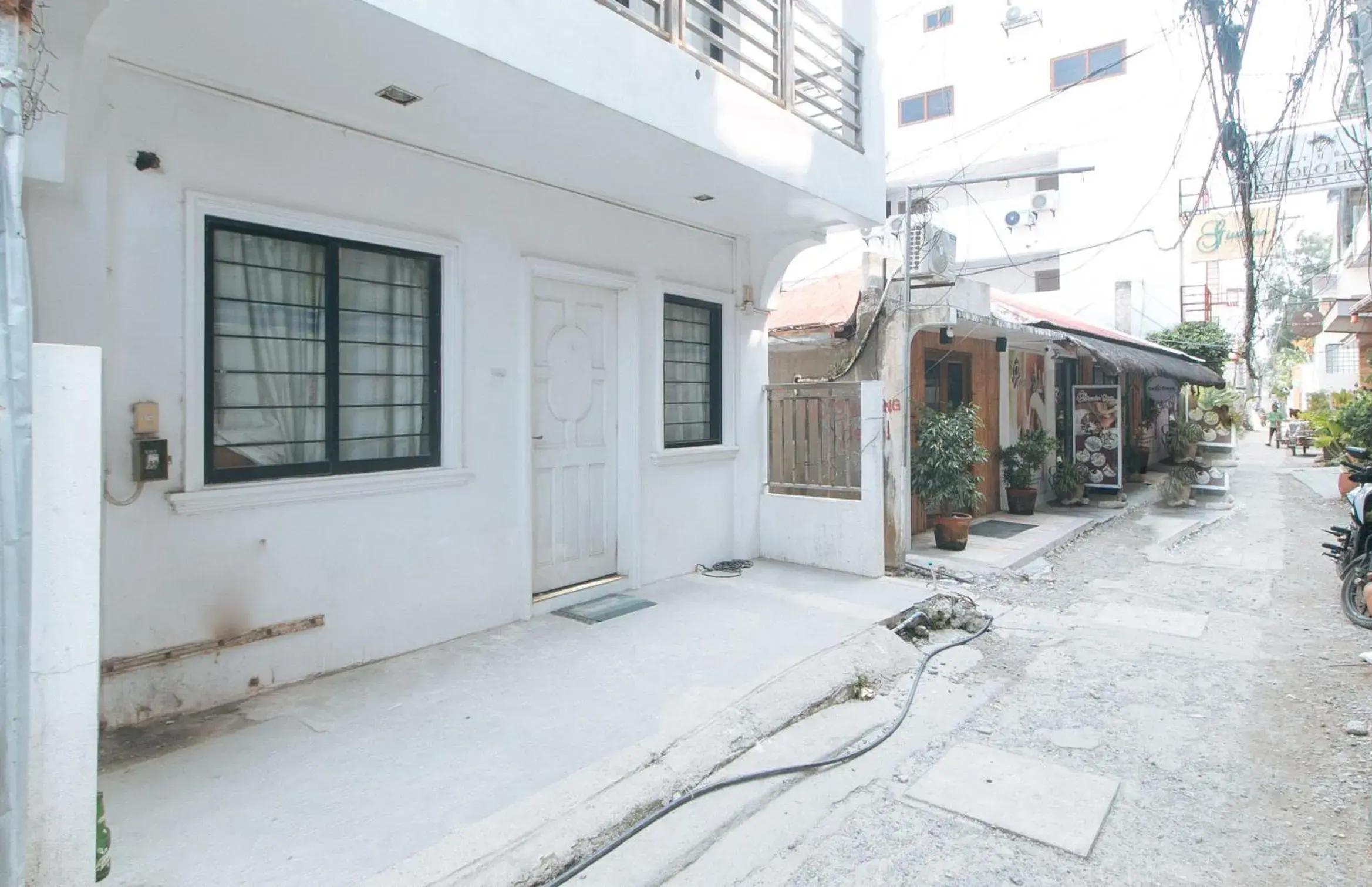 Property building in Stay Inn Station 2 Boracay by RedDoorz Property building in Stay Inn Station 2 Boracay by RedDoorz