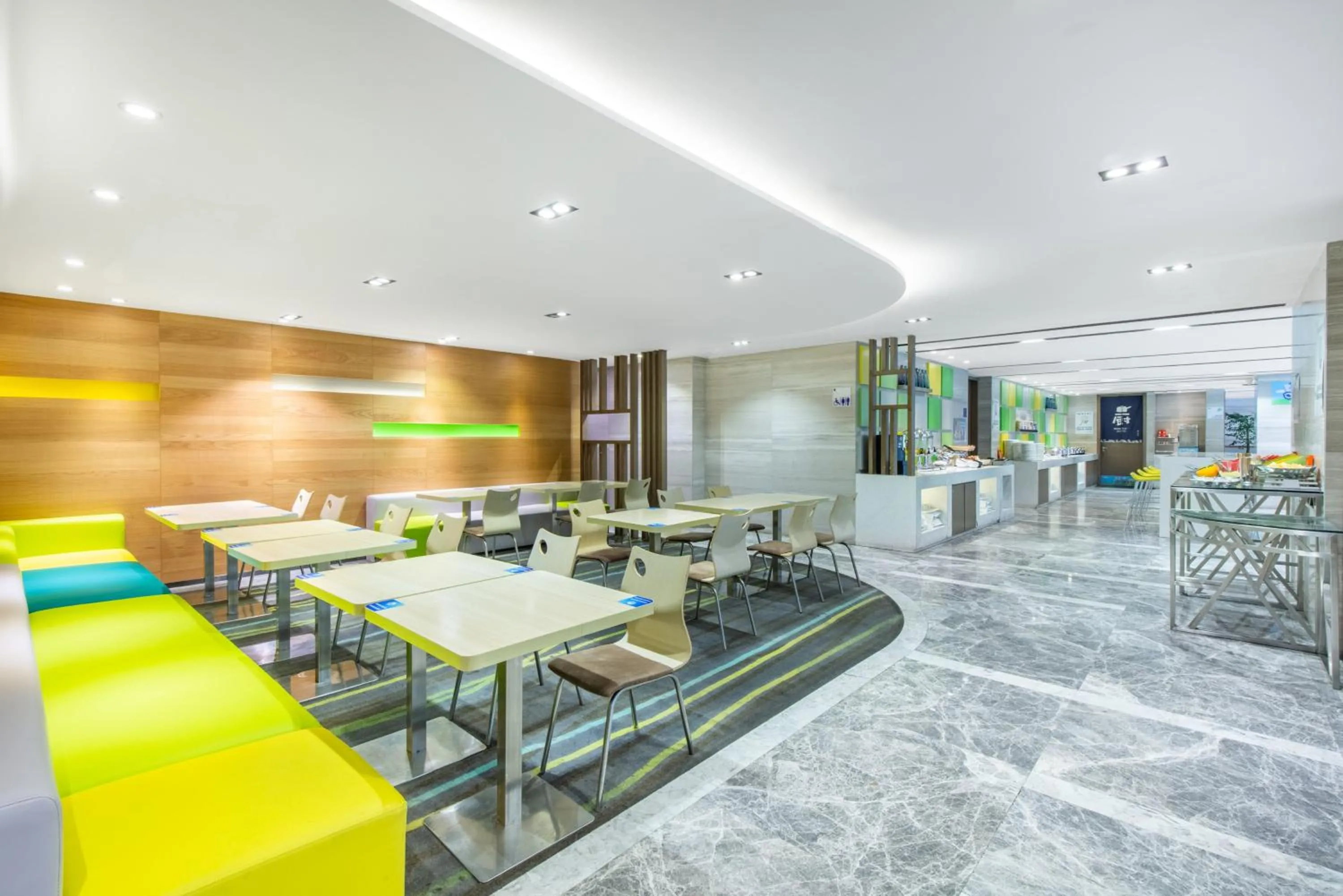 Restaurant/places to eat in Holiday Inn Express Hangzhou Huanglong