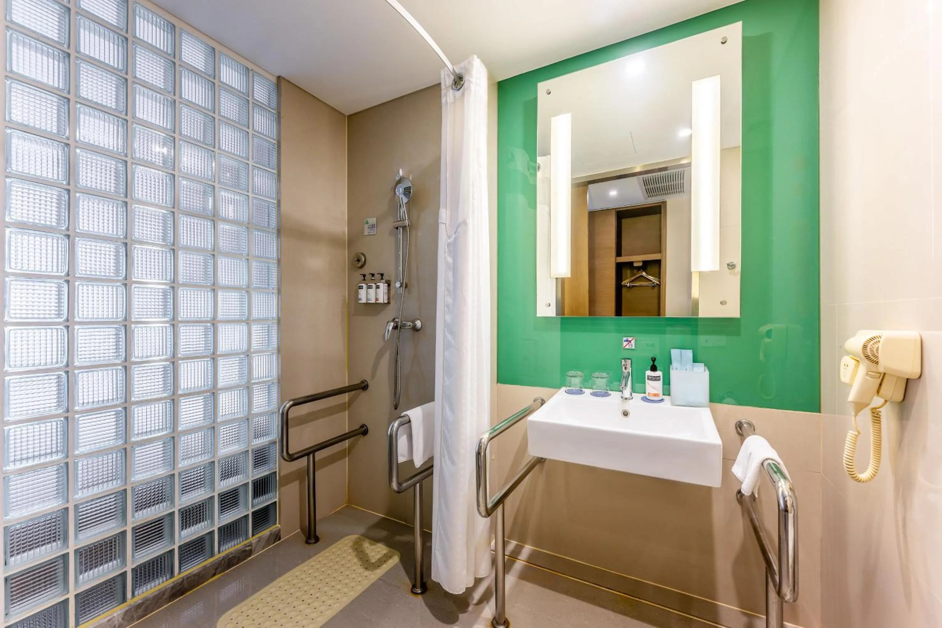Bathroom in Holiday Inn Express Hangzhou Huanglong