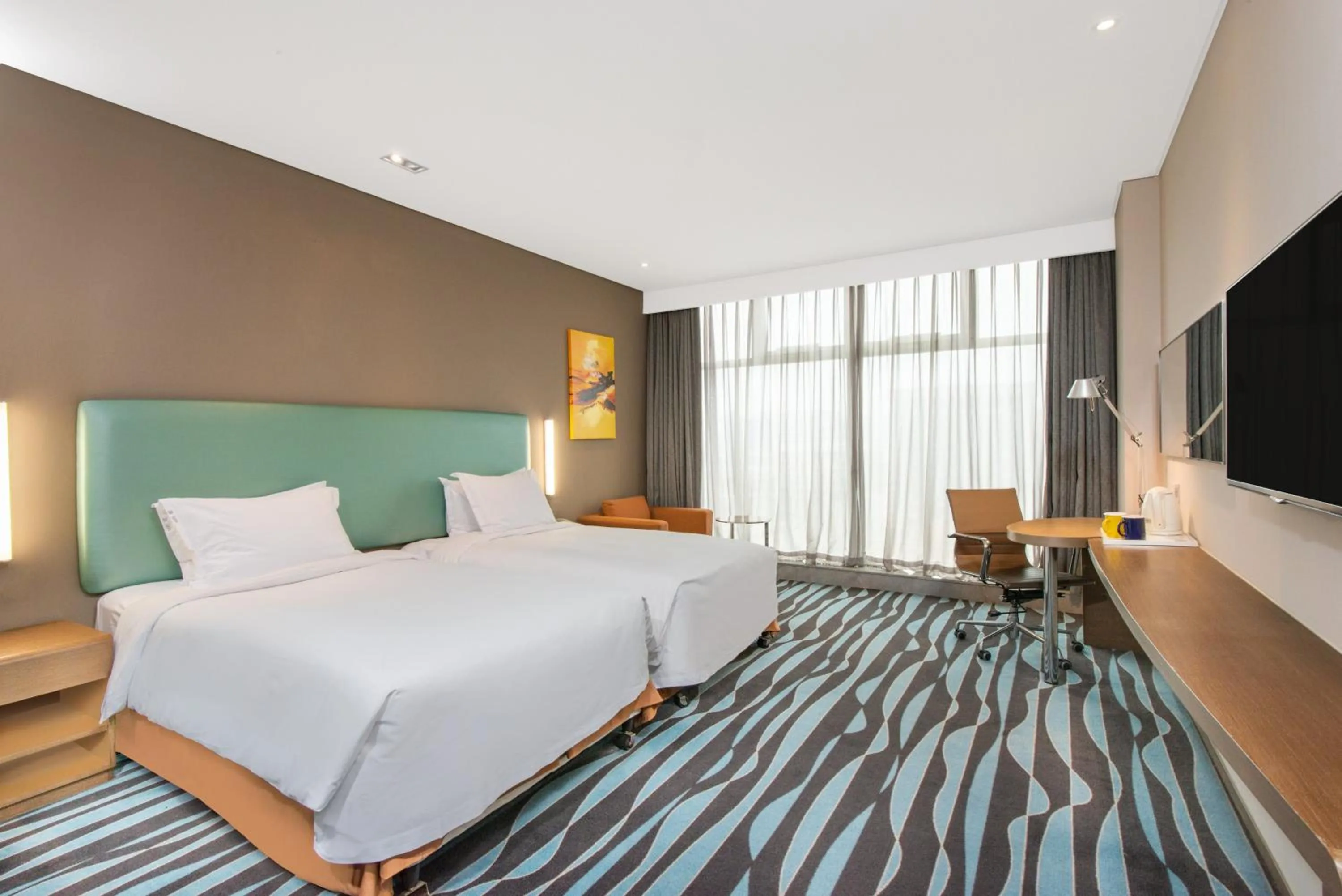 Photo of the whole room, Bed in Holiday Inn Express Hangzhou Huanglong