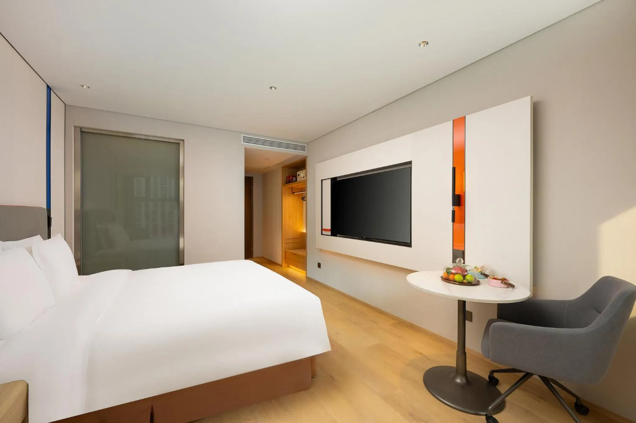 Photo of the whole room, Bed in Holiday Inn Express Hangzhou Huanglong