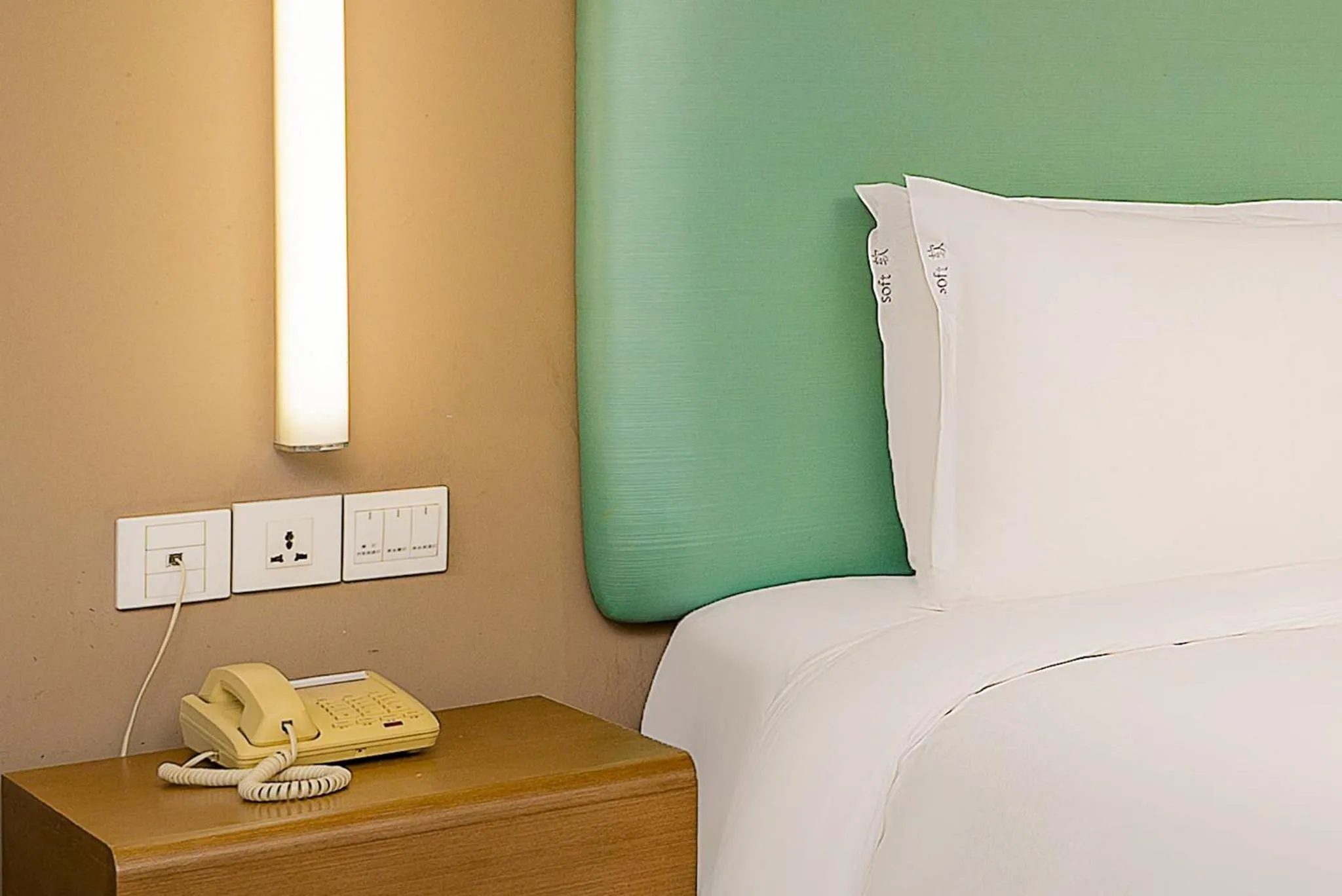 Photo of the whole room, Bed in Holiday Inn Express Hangzhou Huanglong