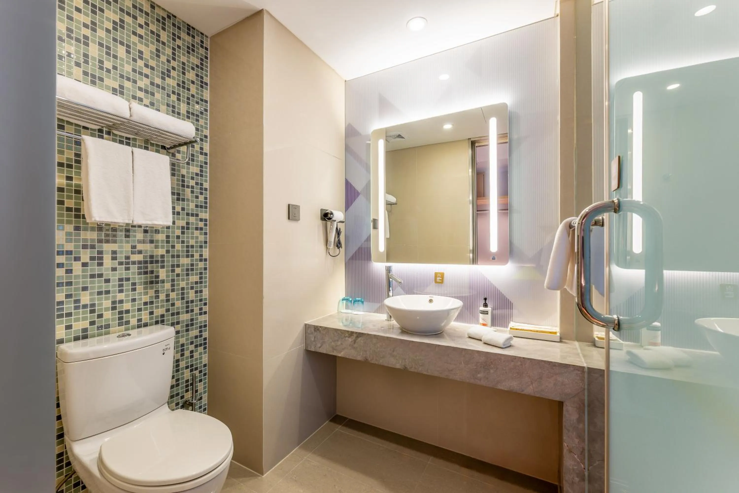 Bathroom in Holiday Inn Express Hangzhou Huanglong