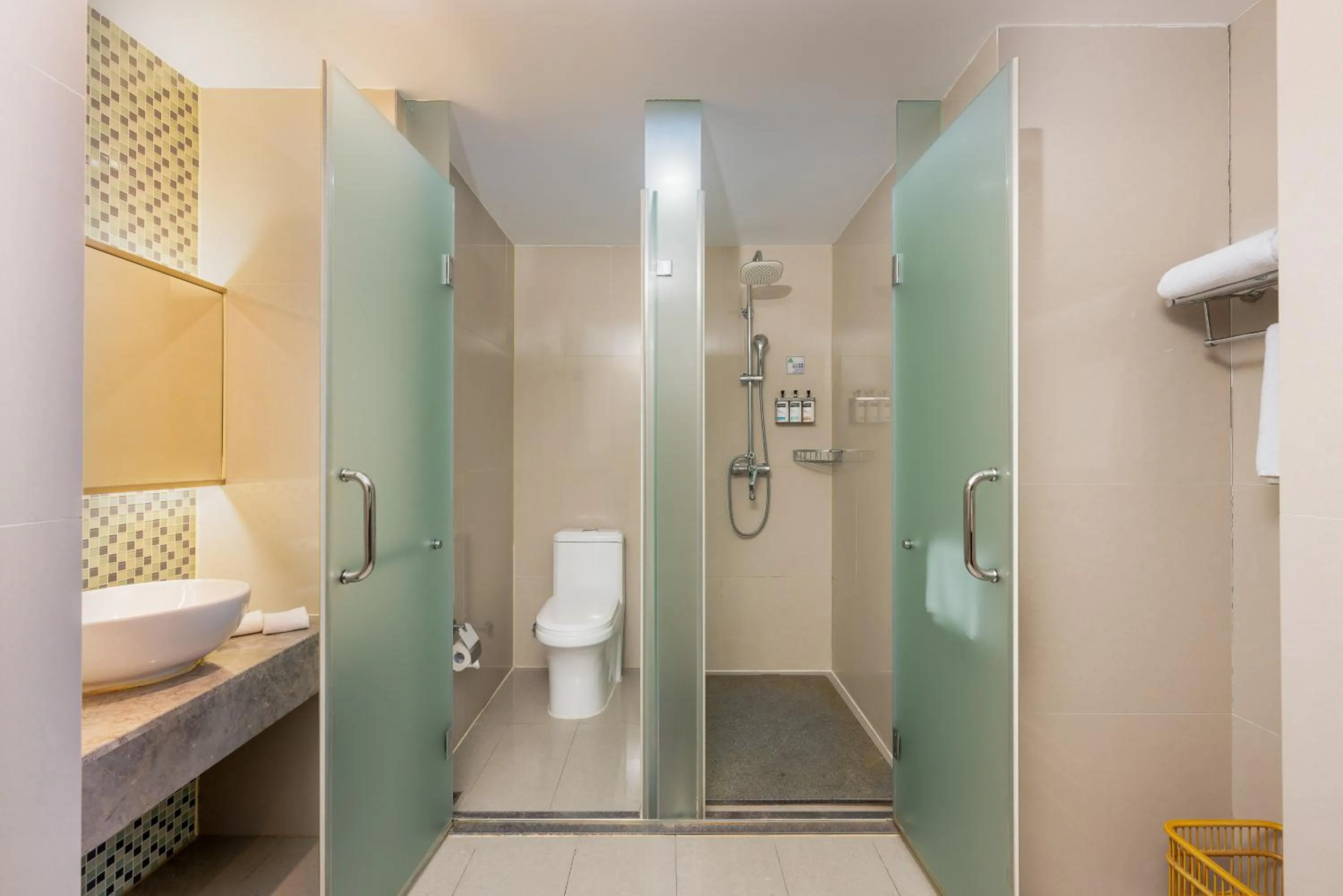 Shower in Holiday Inn Express Hangzhou Huanglong