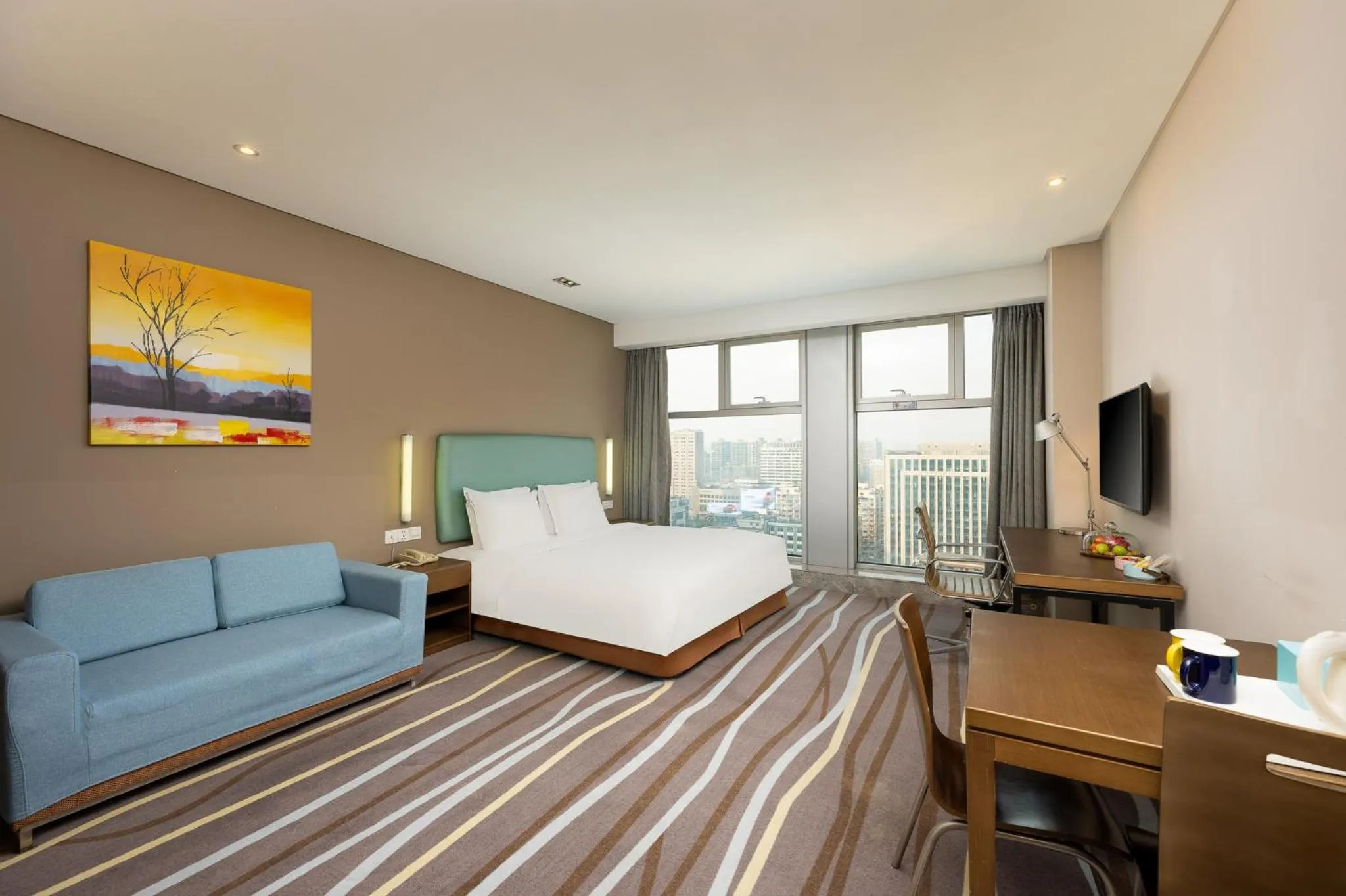 Photo of the whole room, Bed in Holiday Inn Express Hangzhou Huanglong