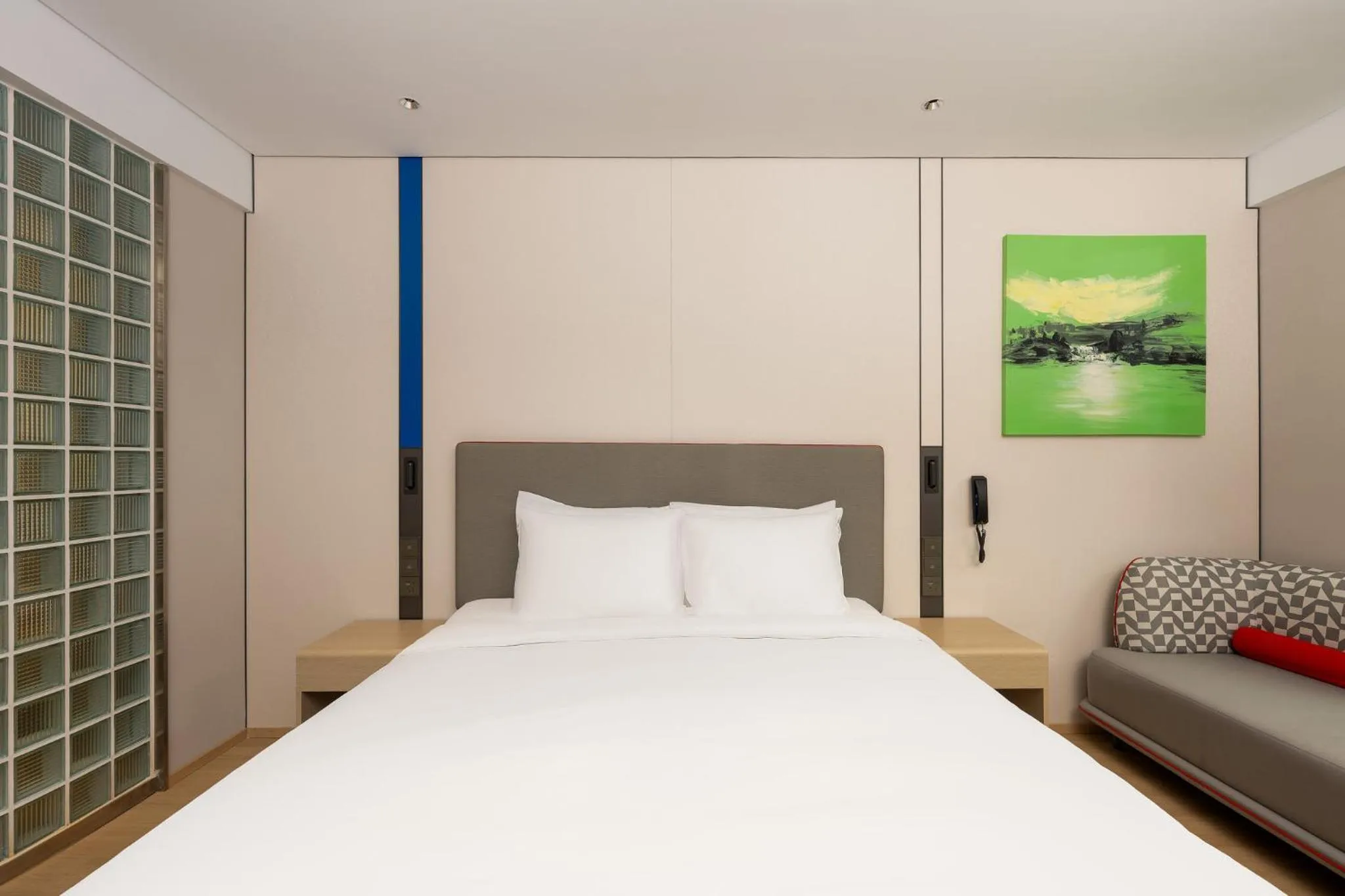 Photo of the whole room, Bed in Holiday Inn Express Hangzhou Huanglong