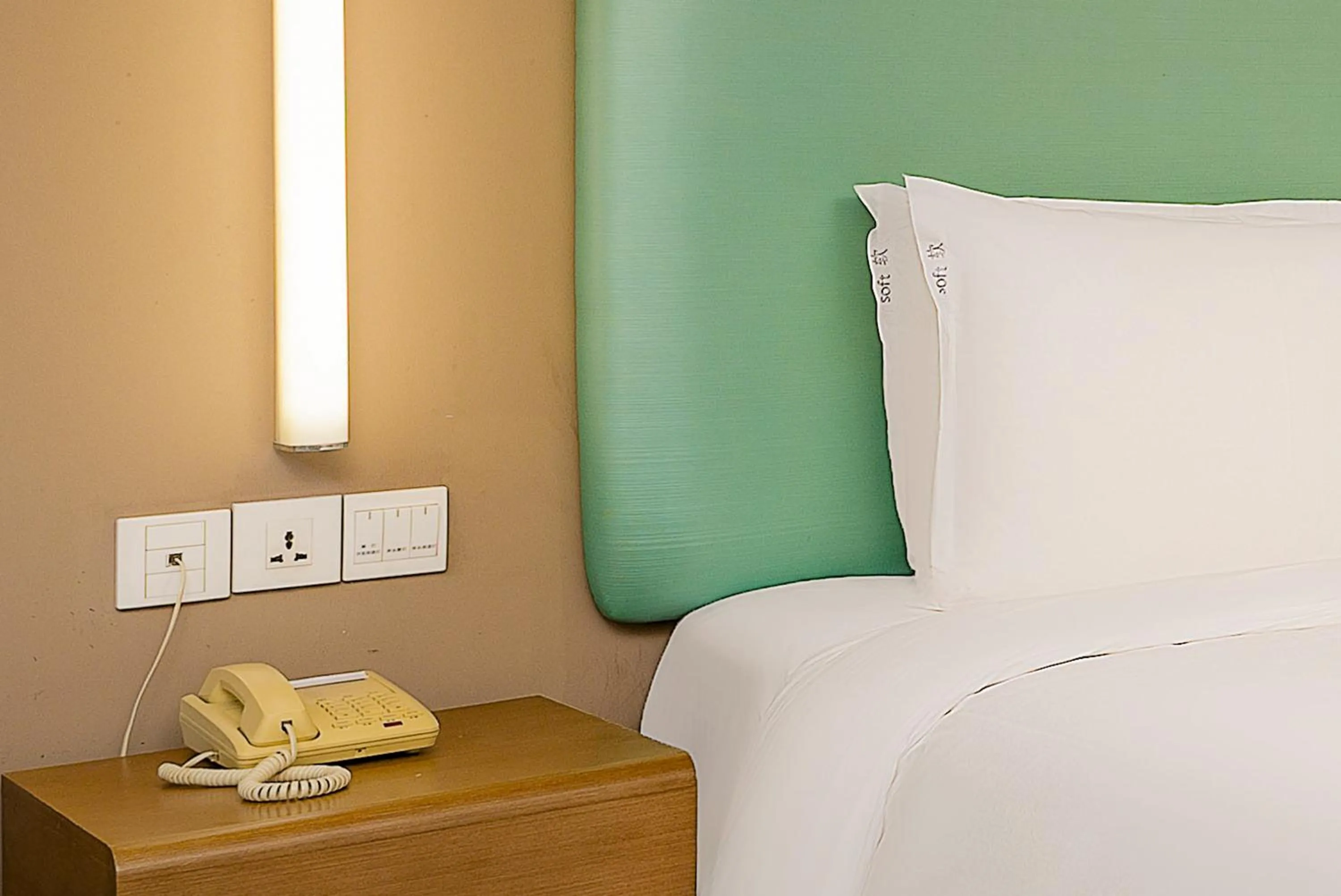 Bed in Holiday Inn Express Hangzhou Huanglong