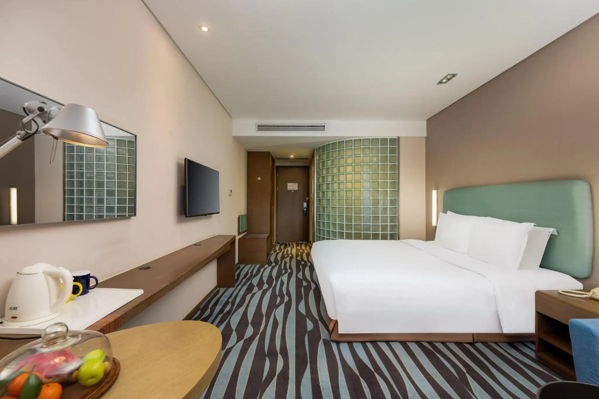 Photo of the whole room, Bed in Holiday Inn Express Hangzhou Huanglong
