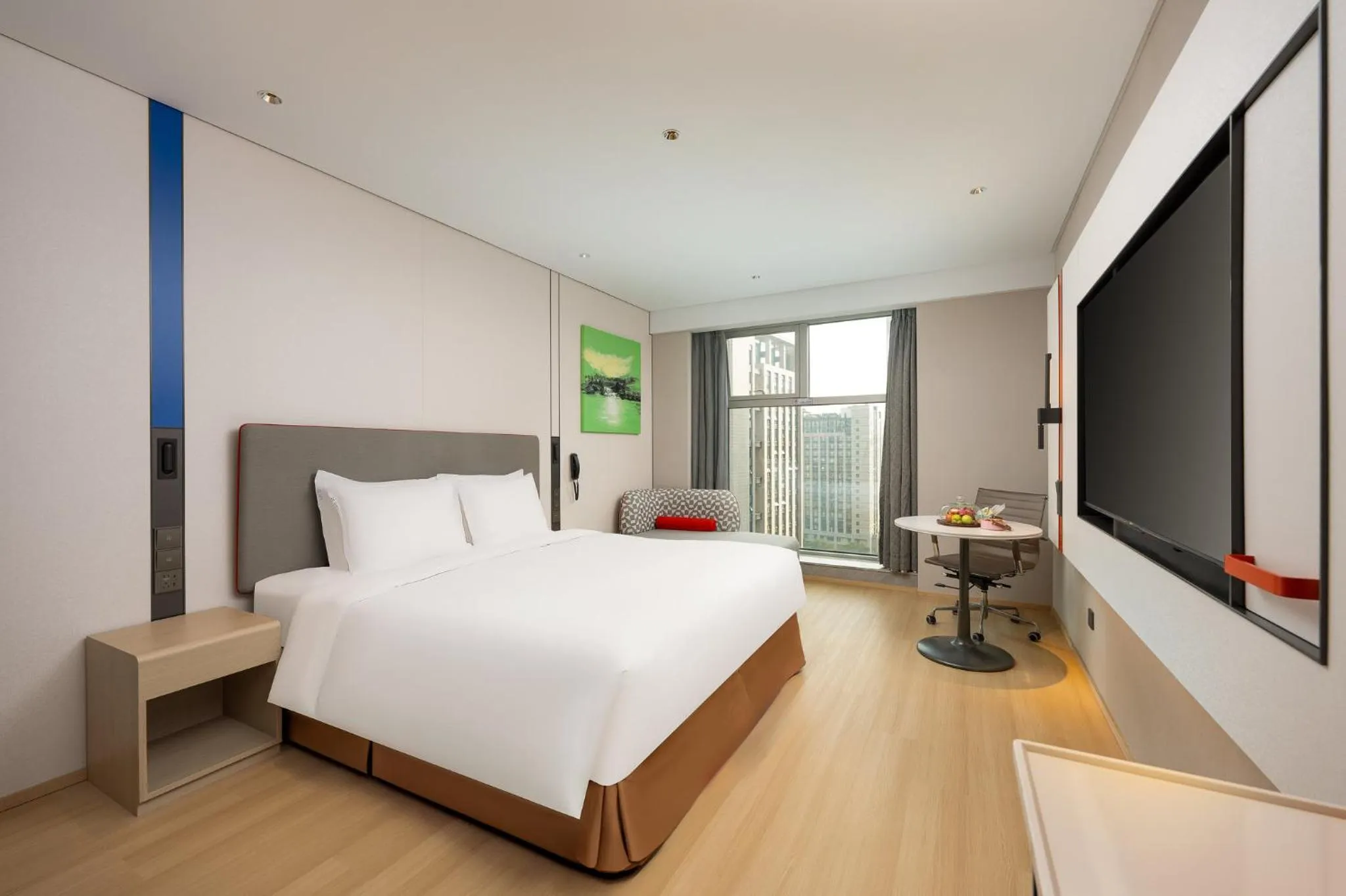 Photo of the whole room, Bed in Holiday Inn Express Hangzhou Huanglong