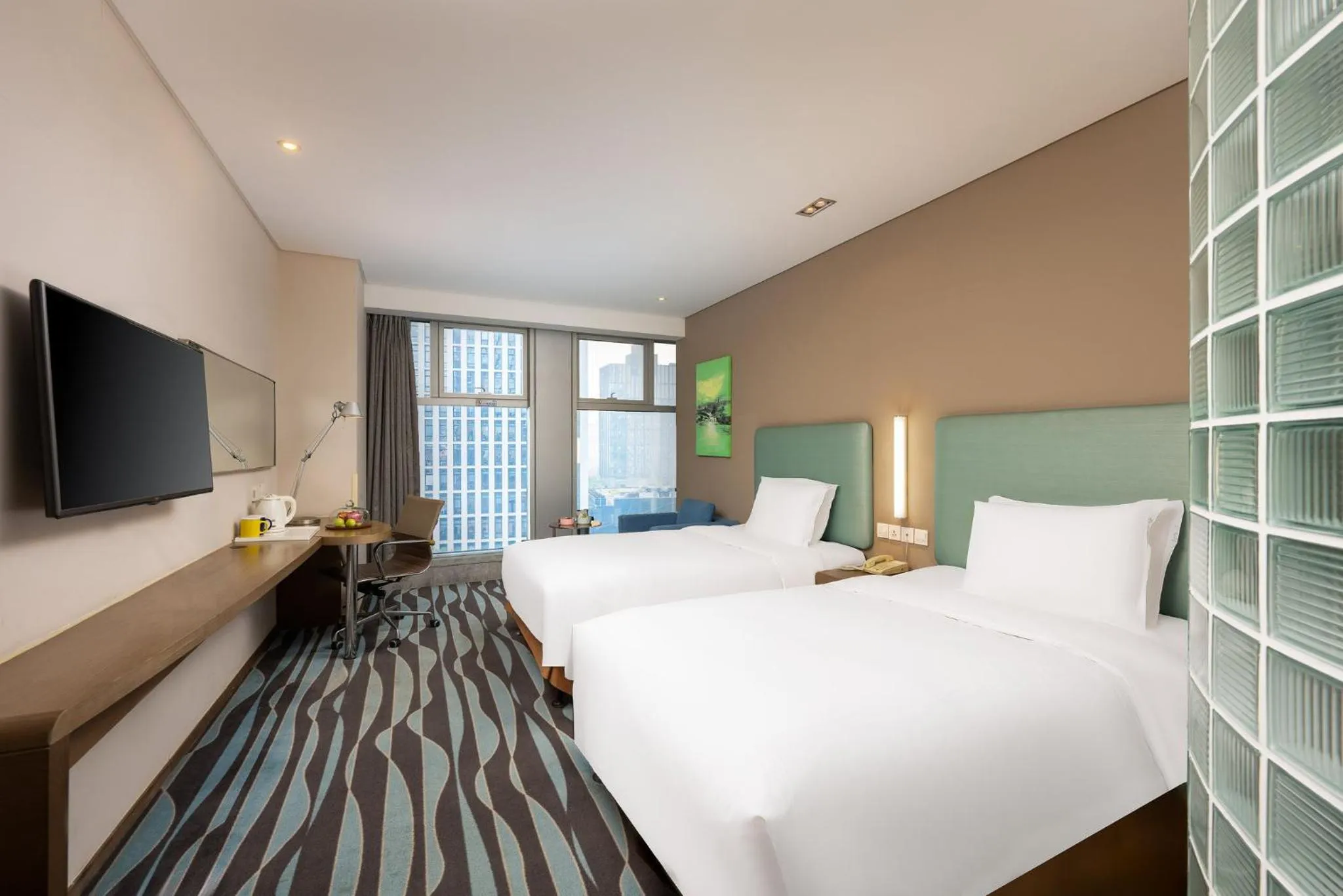 Photo of the whole room, Bed in Holiday Inn Express Hangzhou Huanglong