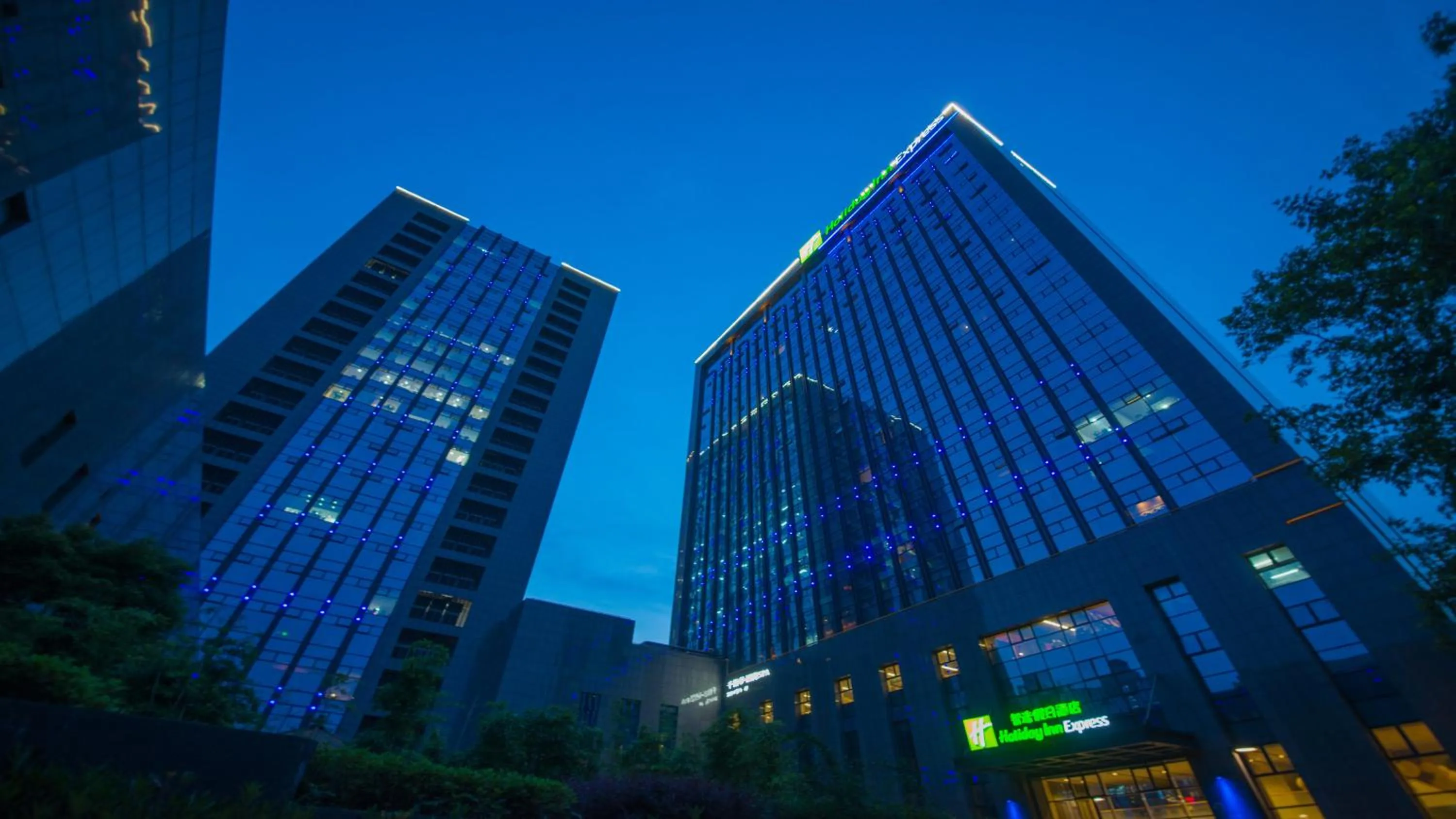 Property building in Holiday Inn Express Hangzhou Huanglong