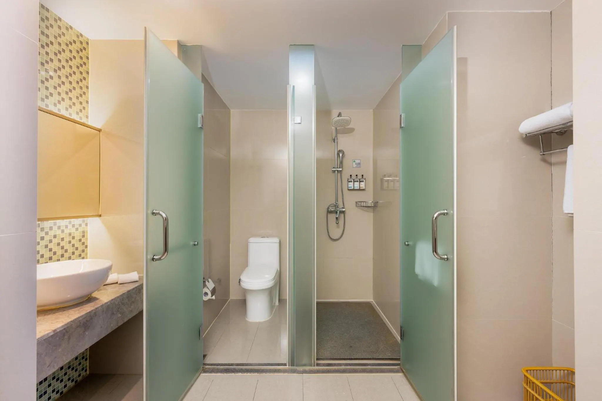 Photo of the whole room in Holiday Inn Express Hangzhou Huanglong