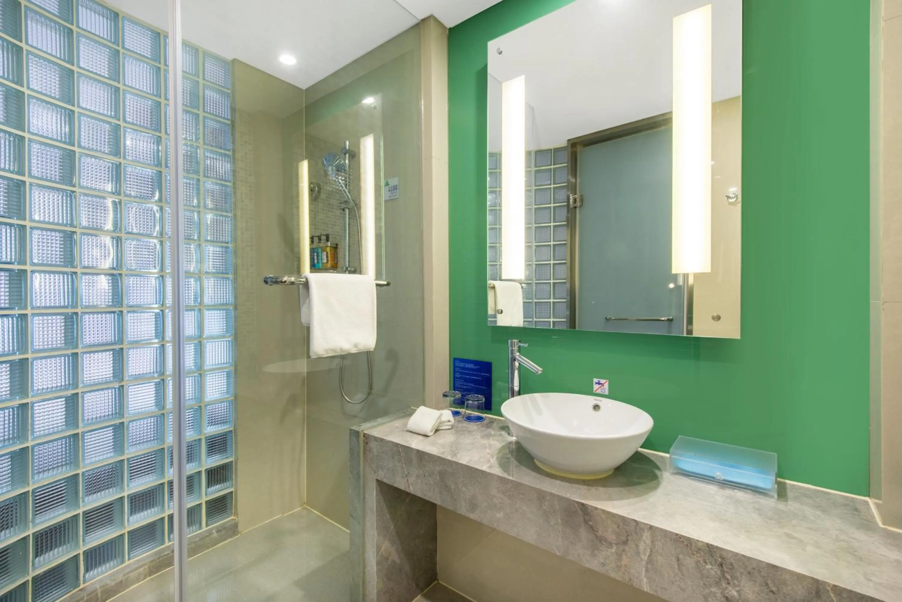 Bathroom in Holiday Inn Express Hangzhou Huanglong