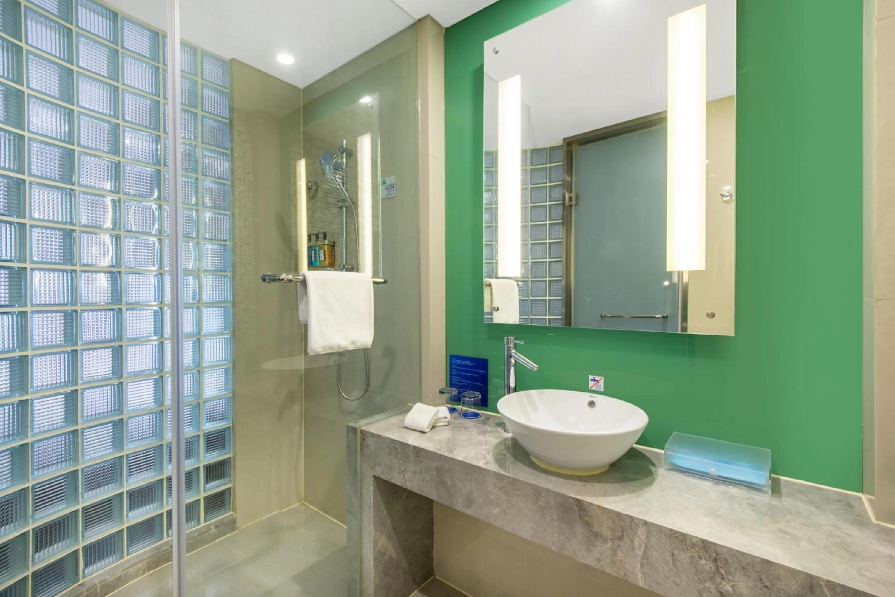 Shower in Holiday Inn Express Hangzhou Huanglong