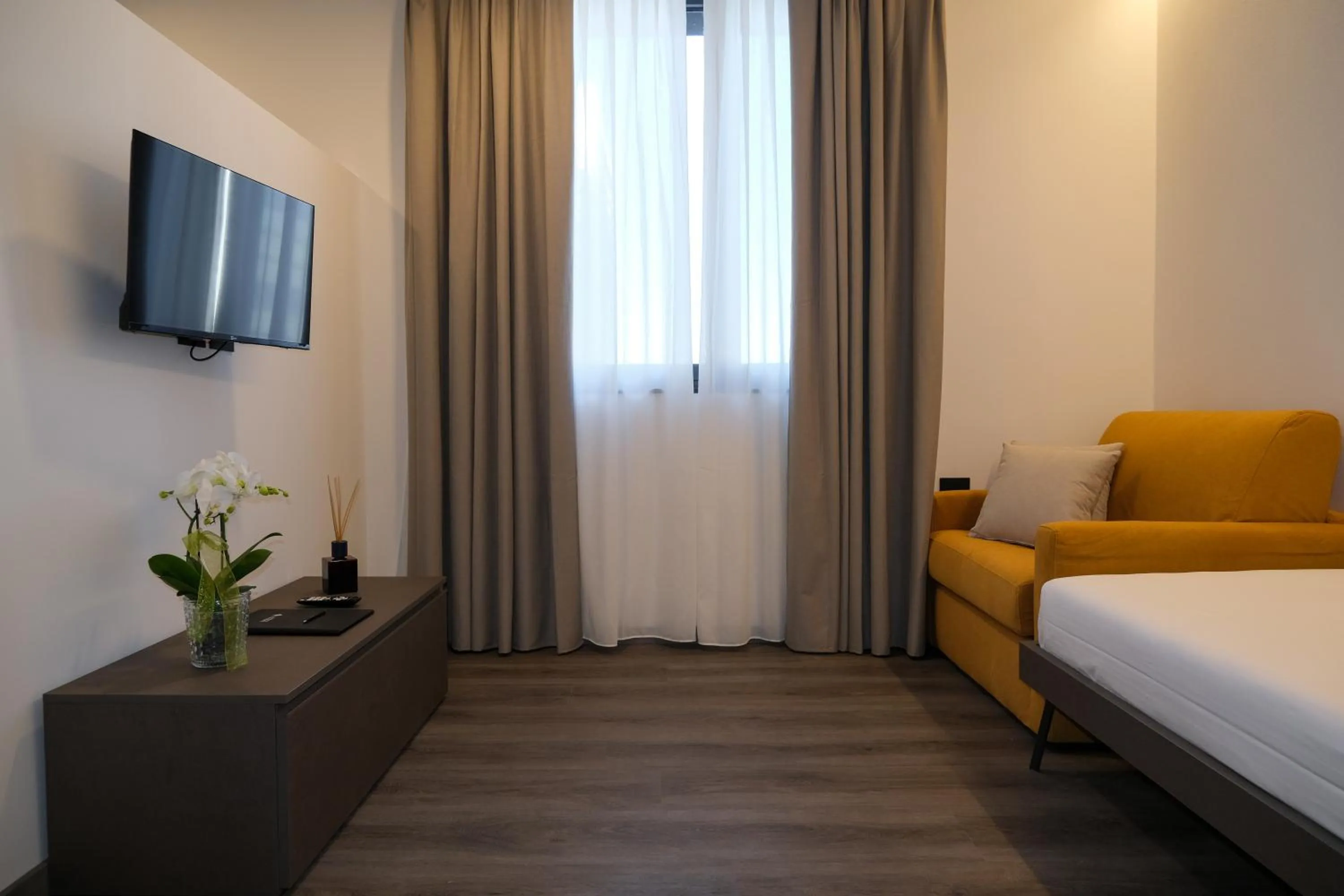 TV and multimedia, Bed in Emerald Green Residence