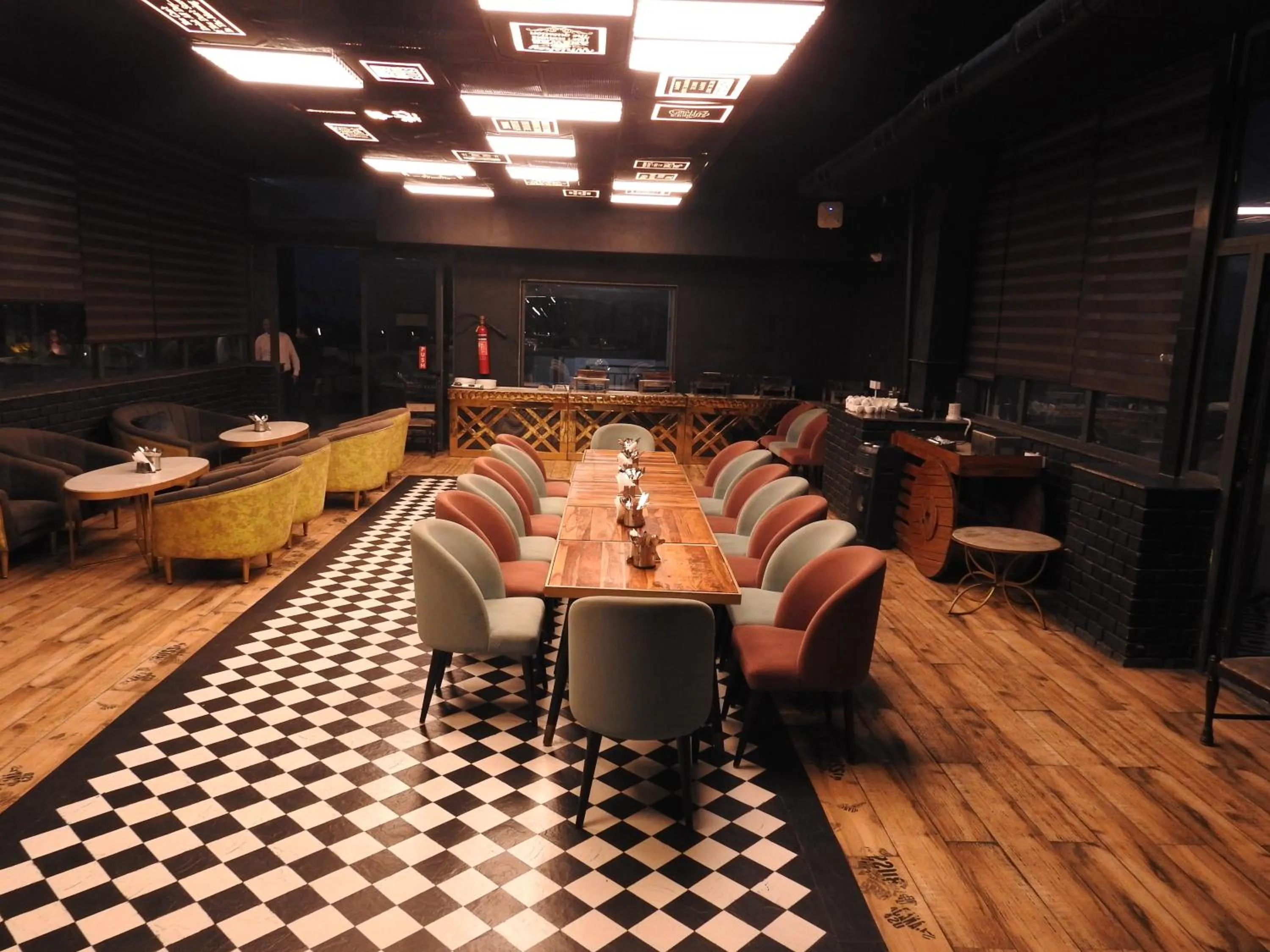 Restaurant/places to eat in Sapphire Sky Hotel