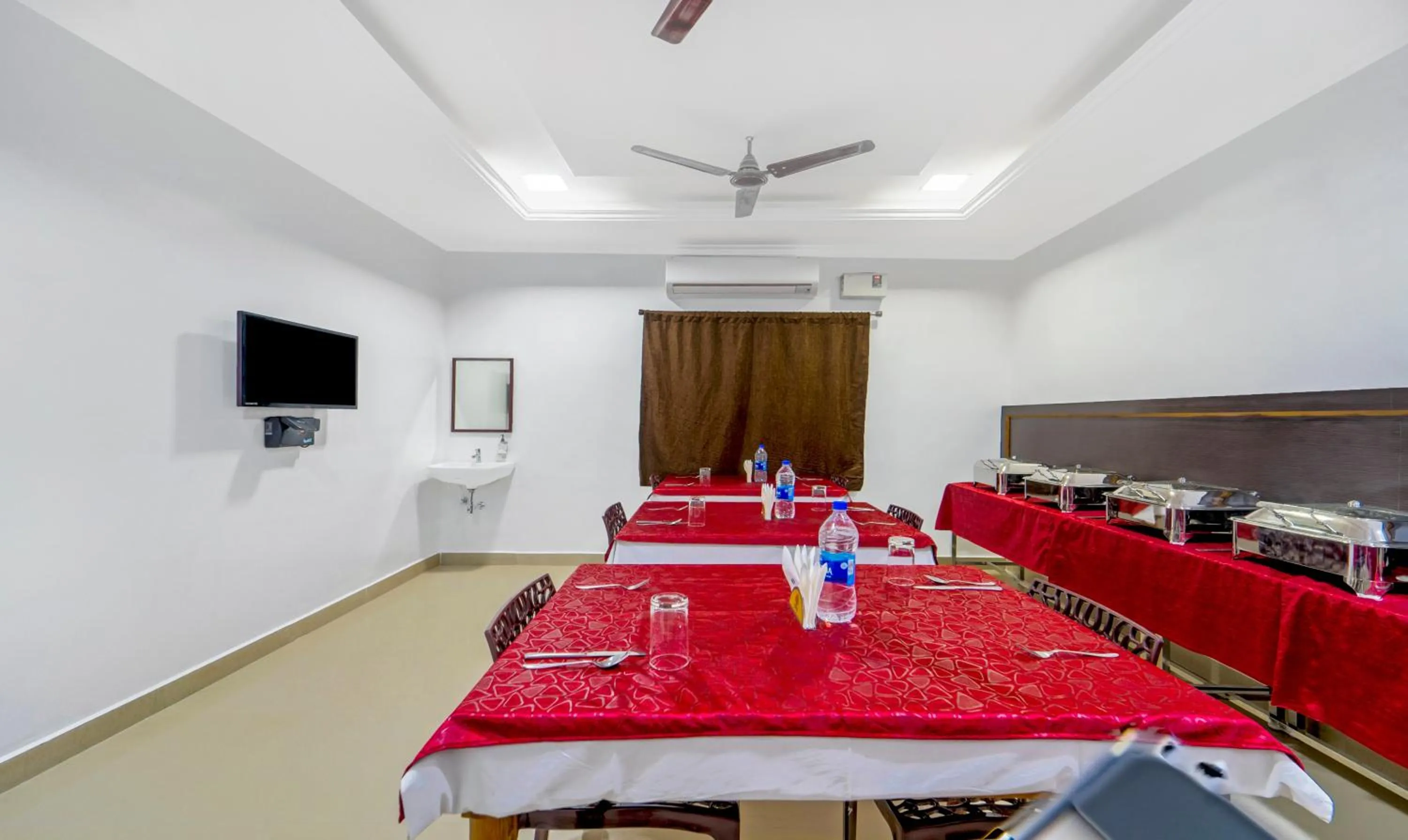 Dining area in Treebo NGH Transit